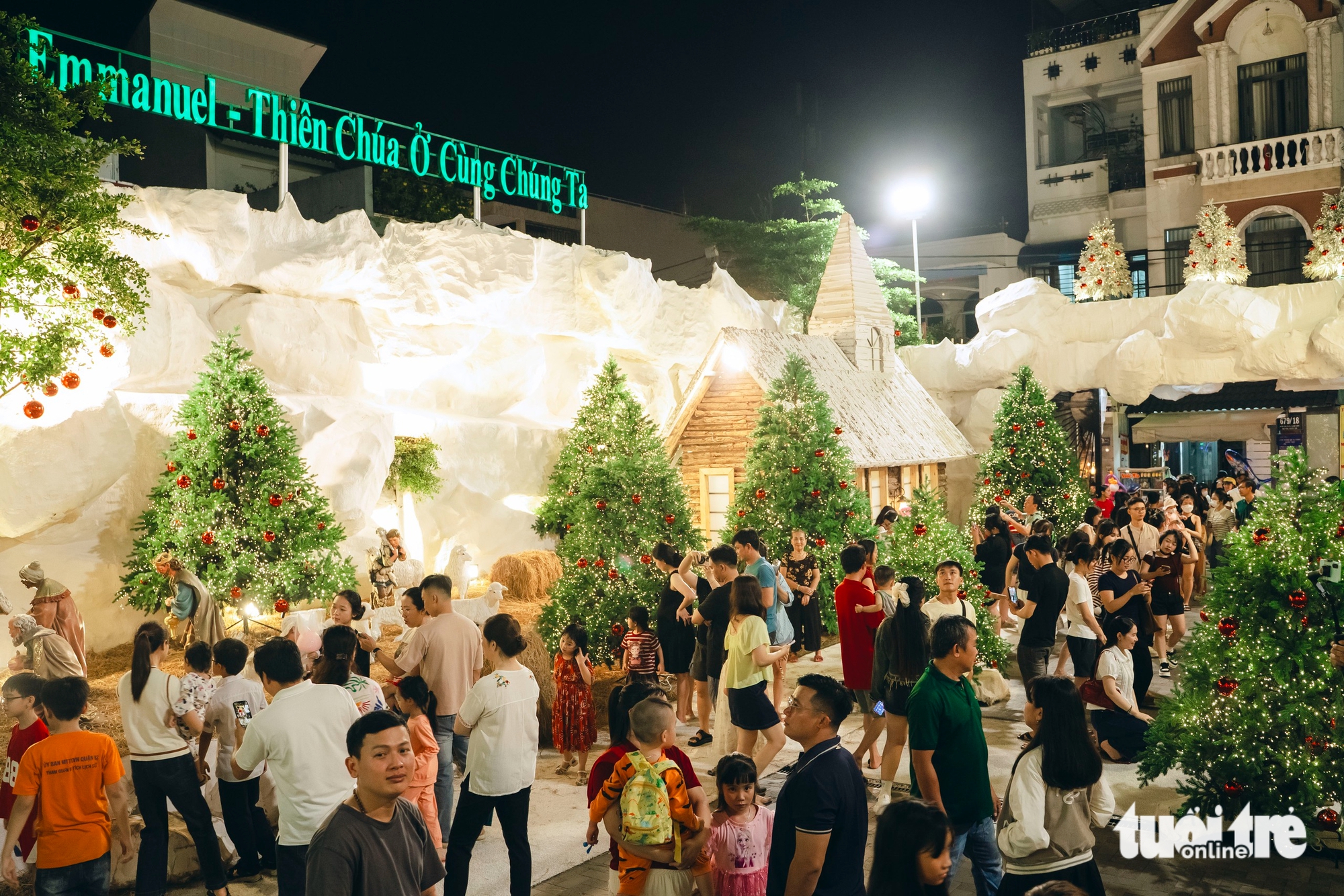 Xóm đạo lên đèn, không khí Noel len lỏi khắp các con phố - Ảnh 8.