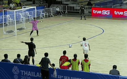 Video: Sai lầm ‘nghiệp dư’ của thủ thành Indonesia giúp Hải Yến ghi bàn dễ dàng - Ảnh 1.