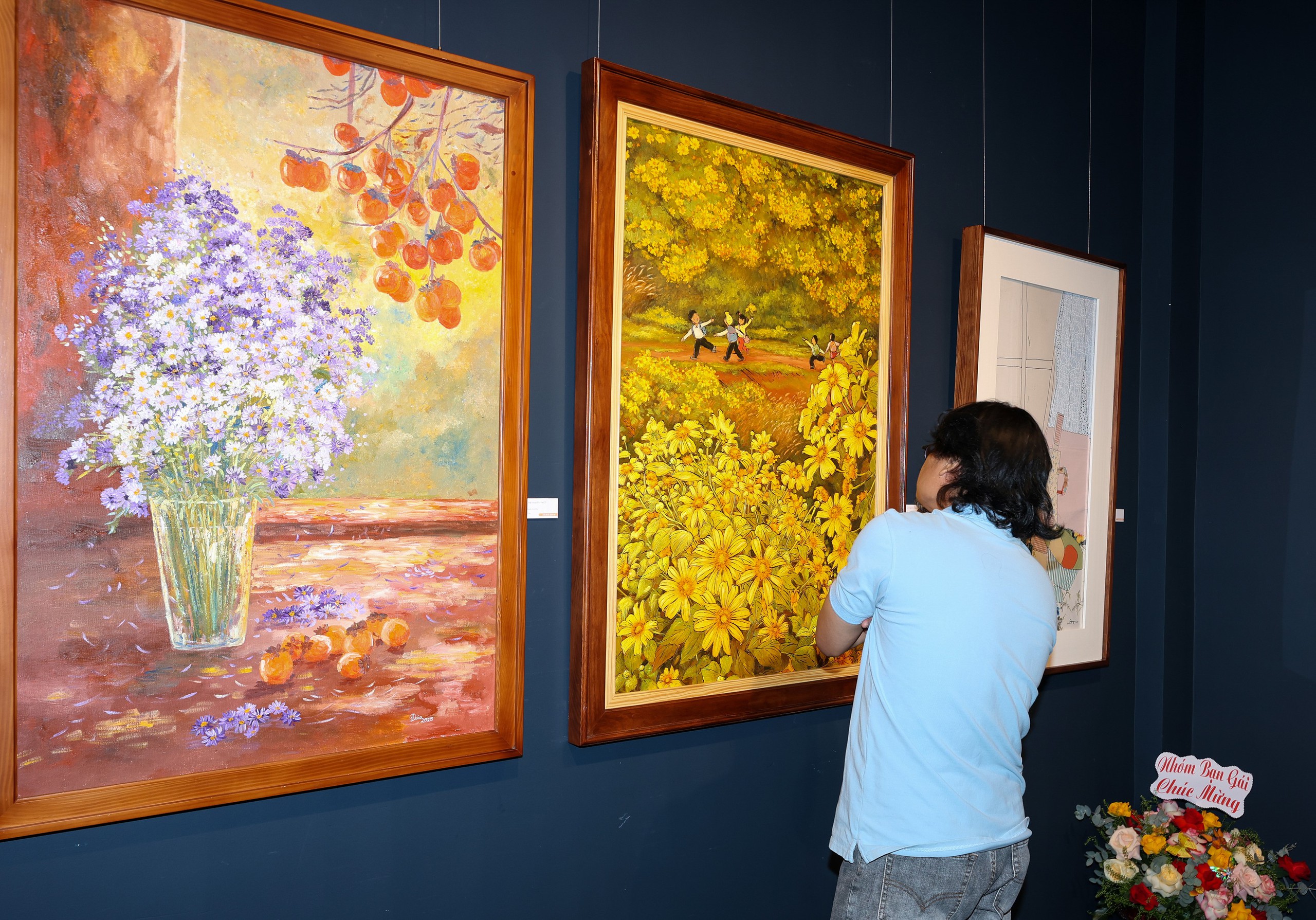 Vải vụn, khắc gỗ, sơn dầu kể chuyện ‘Hoa xuống phố’ - Ảnh 5.