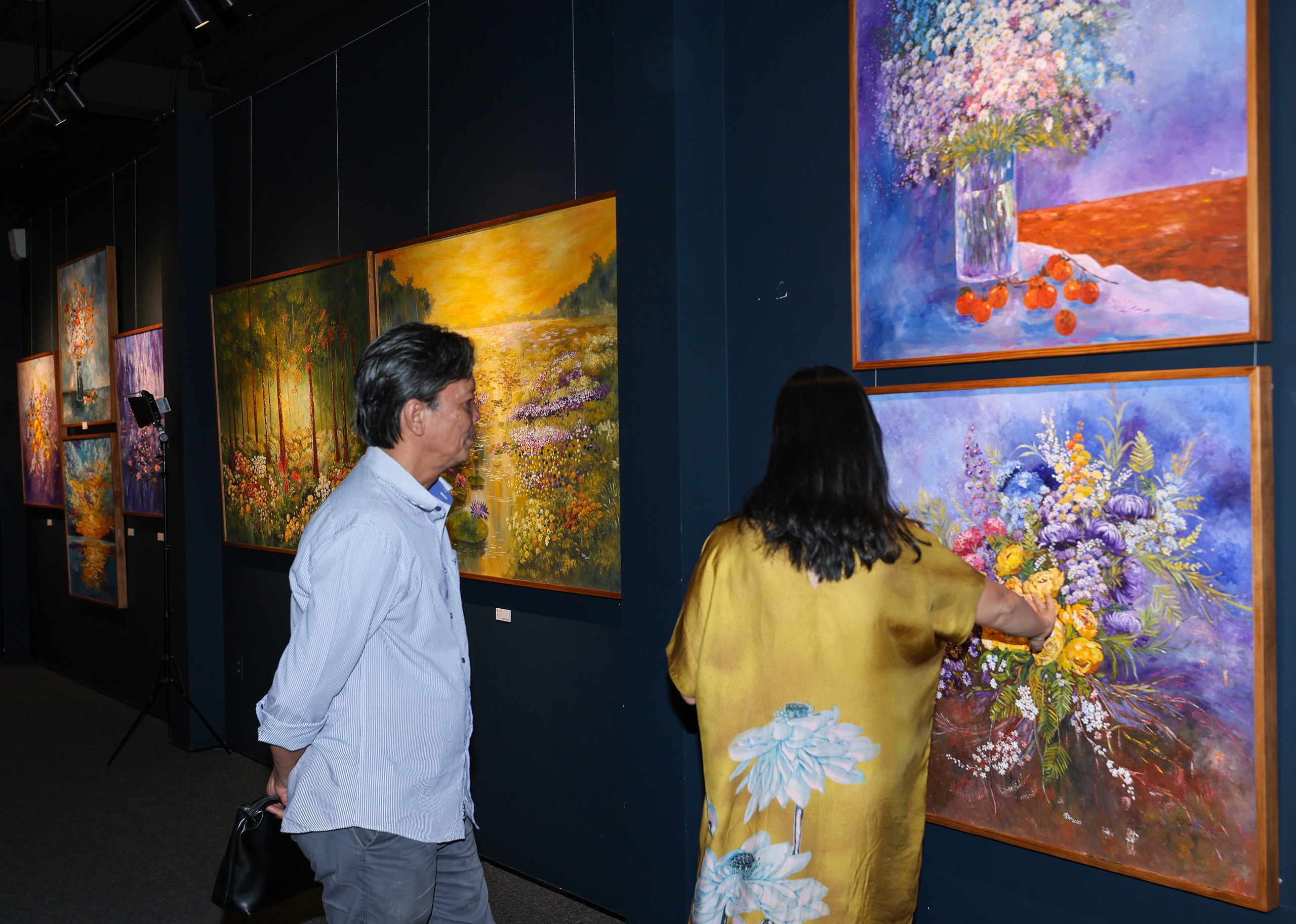 Vải vụn, khắc gỗ, sơn dầu kể chuyện ‘Hoa xuống phố’ - Ảnh 11.