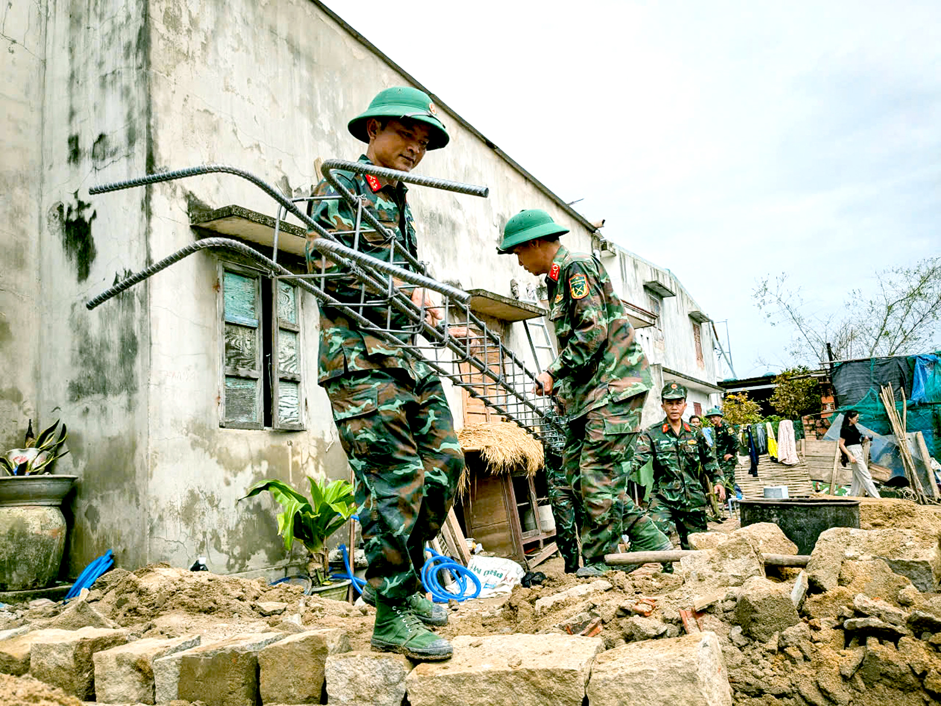 Chiến dịch không tiếng súng: 62 ngày đêm thần tốc xây gần 2.000 ngôi nhà cho dân vùng lũ - Ảnh 13.