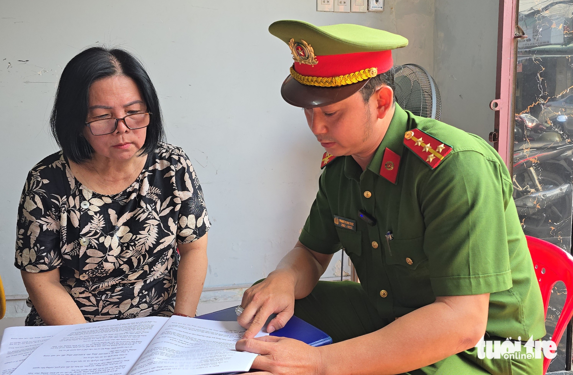 Công an phường Thủ Đức 'đến từng khu trọ, gõ từng khách sạn' tuyên truyền đăng ký cư trú - Ảnh 1.