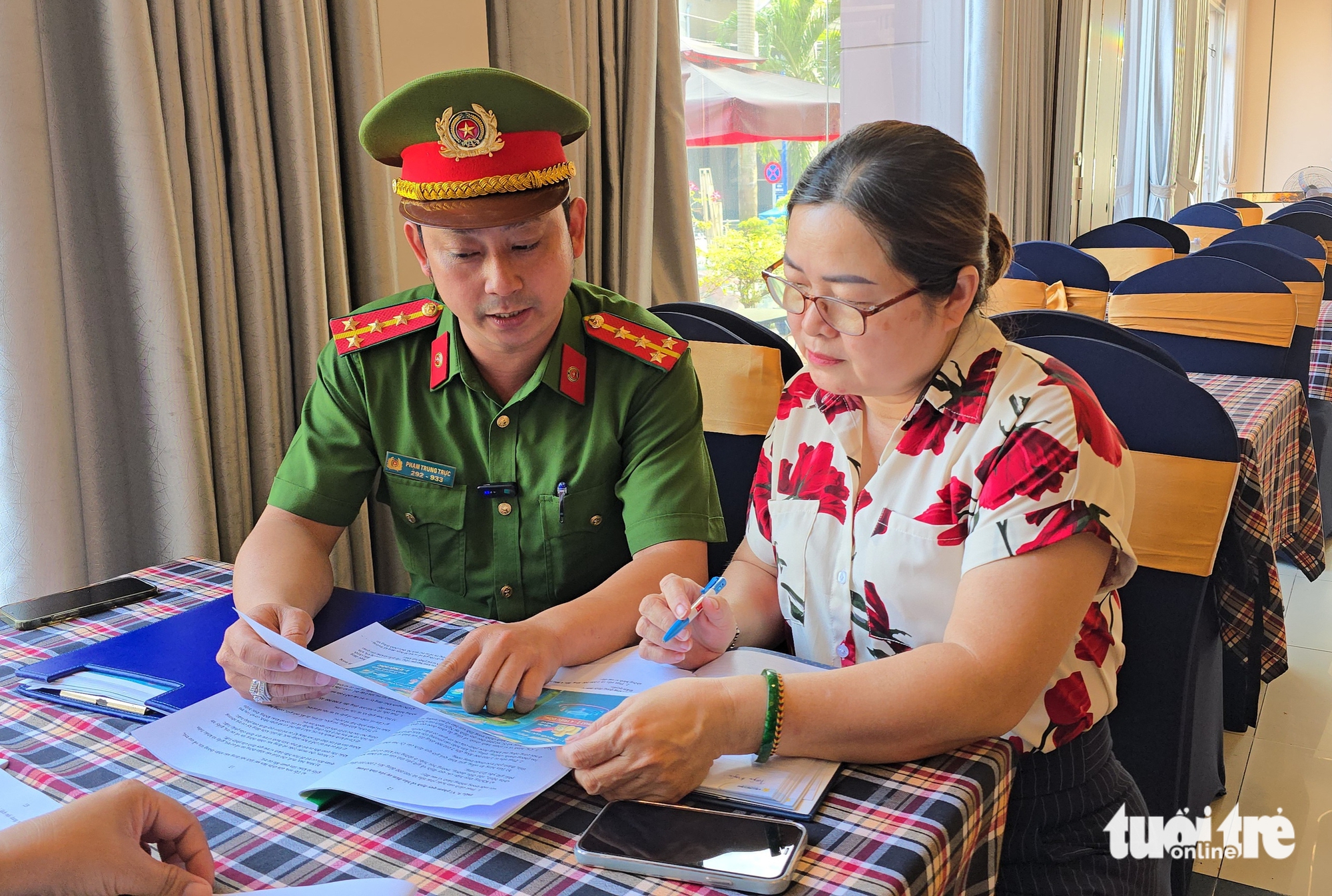 Công an phường Thủ Đức 'đến từng khu trọ, gõ từng khách sạn' tuyên truyền đăng ký cư trú - Ảnh 4.