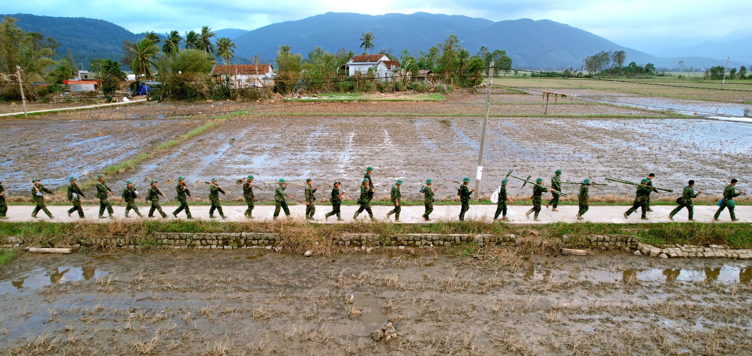 Chiến dịch không tiếng súng: 62 ngày đêm thần tốc xây gần 2.000 ngôi nhà cho dân vùng lũ - Ảnh 14.