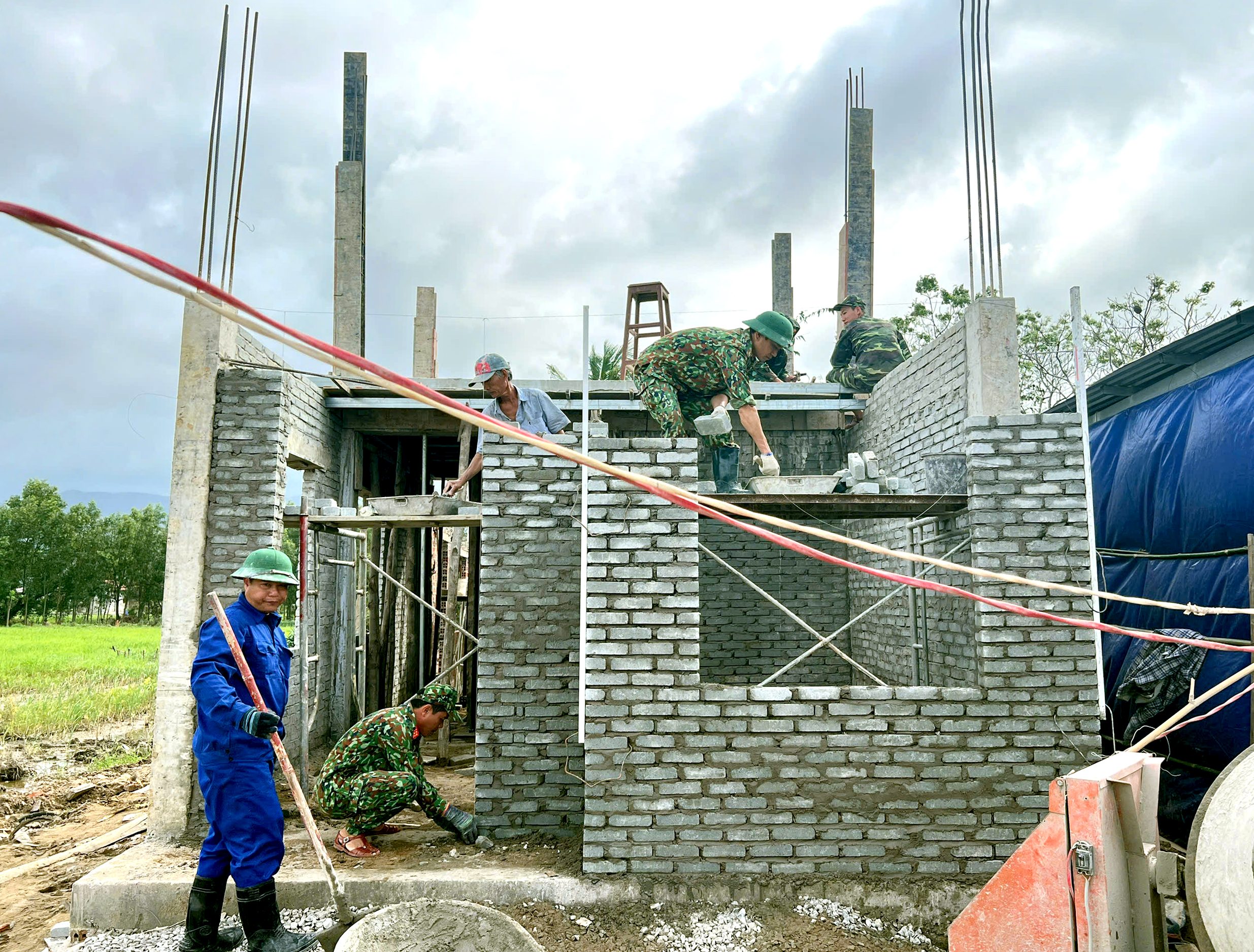 Chiến dịch không tiếng súng: 62 ngày đêm thần tốc xây gần 2.000 ngôi nhà cho dân vùng lũ - Ảnh 29.