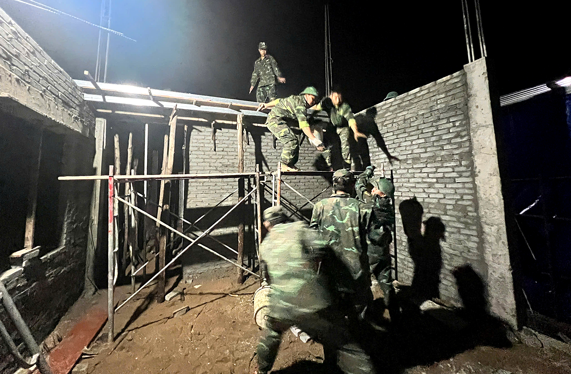 Chiến dịch không tiếng súng: 62 ngày đêm thần tốc xây gần 2.000 ngôi nhà cho dân vùng lũ - Ảnh 24.