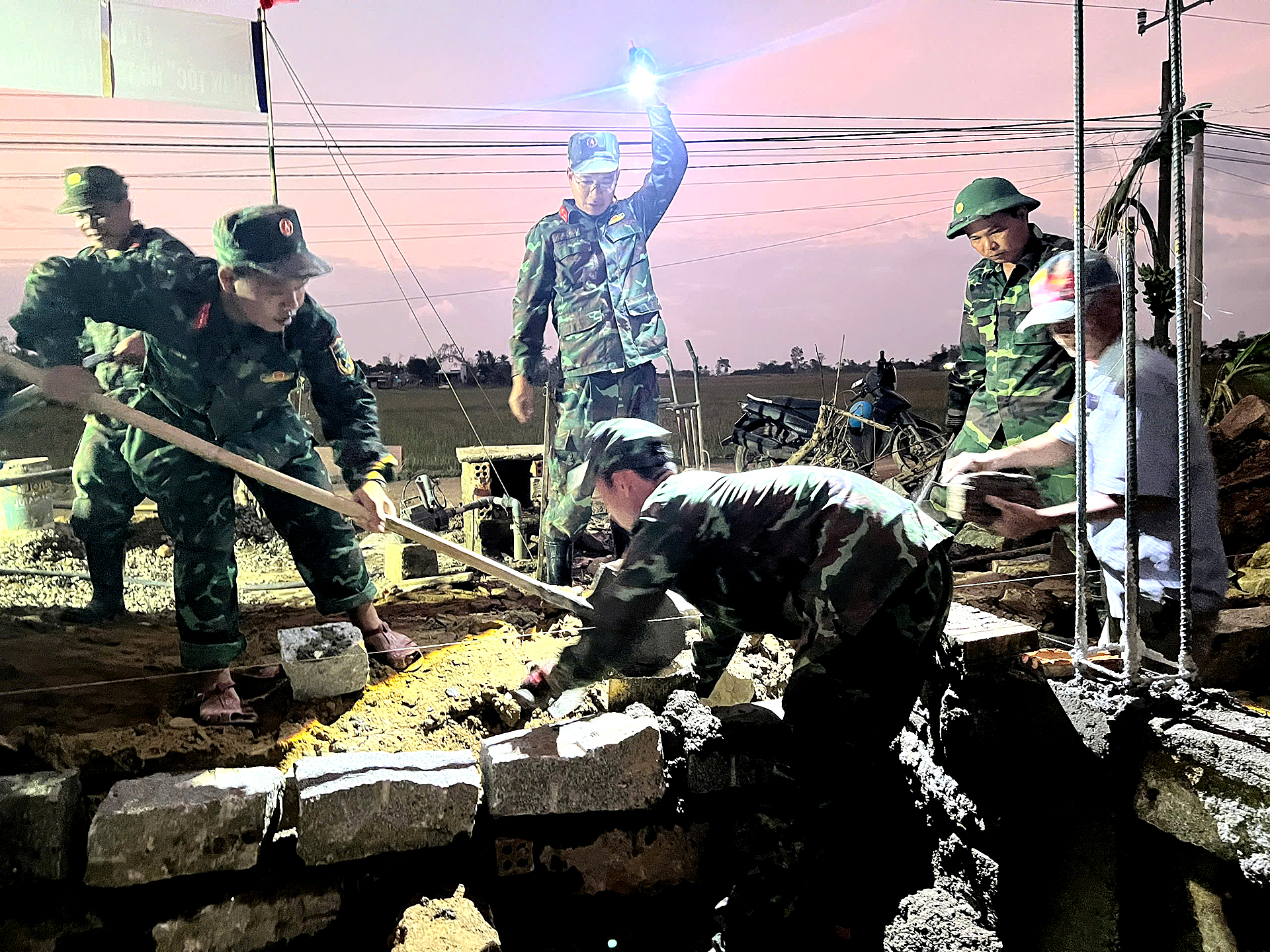 Chiến dịch không tiếng súng: 62 ngày đêm thần tốc xây gần 2.000 ngôi nhà cho dân vùng lũ - Ảnh 23.