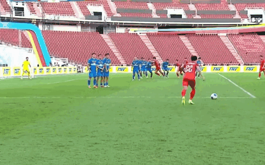 Video: Tiền đạo Đình Bắc liên tục 'làm khổ' hàng thủ Philippines - Ảnh 1.