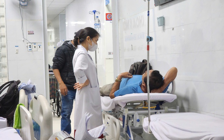 13 hospitalized after suspected 'banh mi' poisoning in central Vietnam - Ảnh 2.