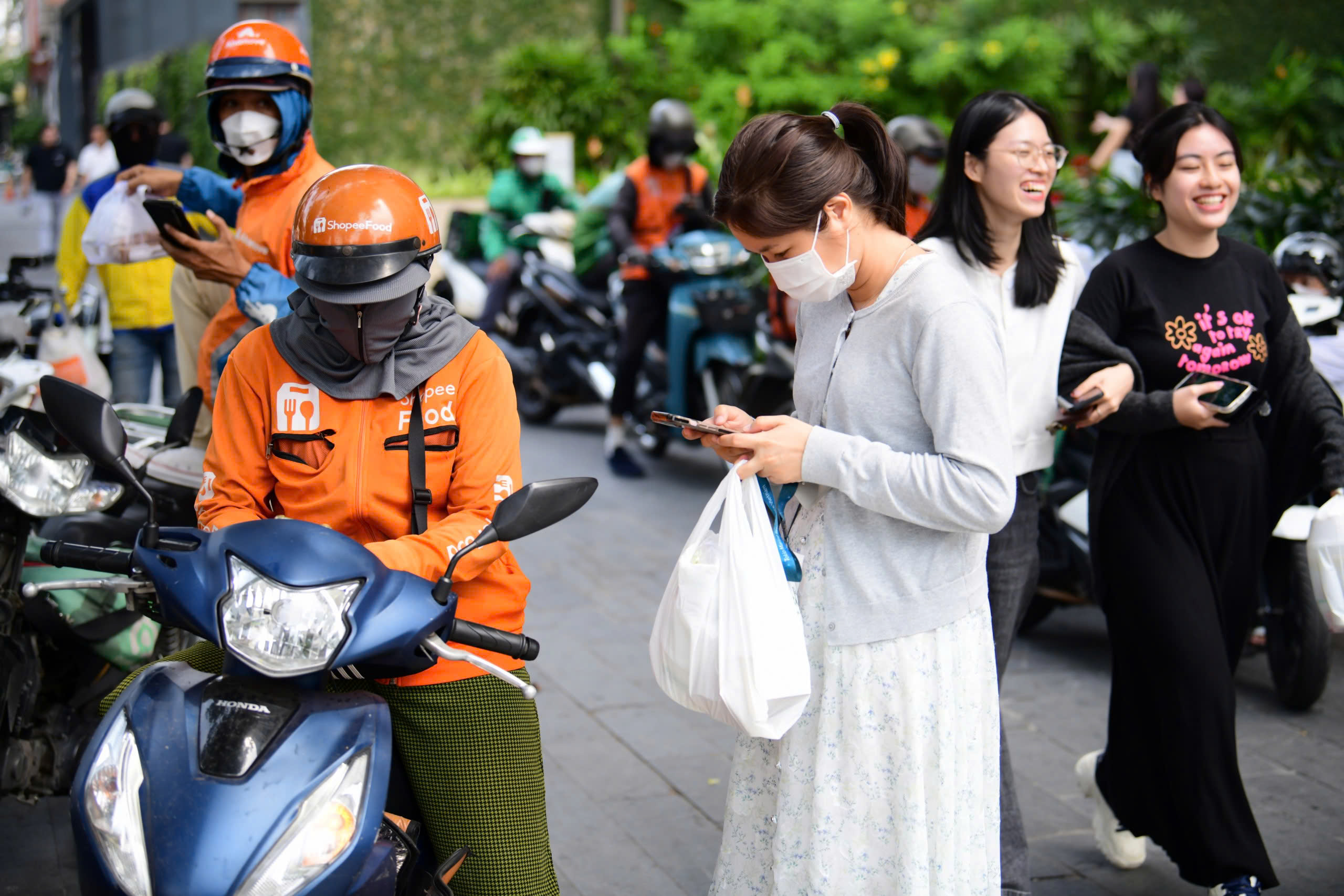 Sàn thương mại điện tử lại tăng phí trước cao điểm mua sắm cuối năm - Ảnh 1. sàn thương mại điện tử - Ảnh 1.