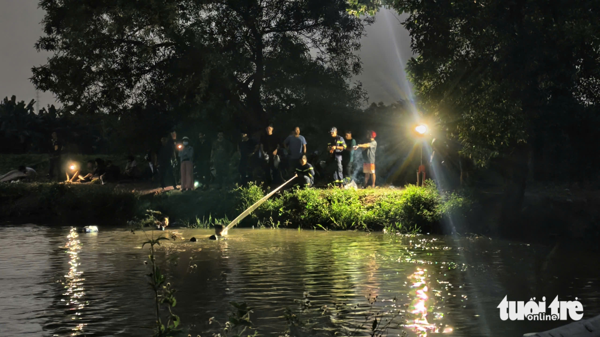 Hai bé trai đuối nước dưới nhánh sông Rạch Tra, xã Đông Thạnh - Ảnh 4.