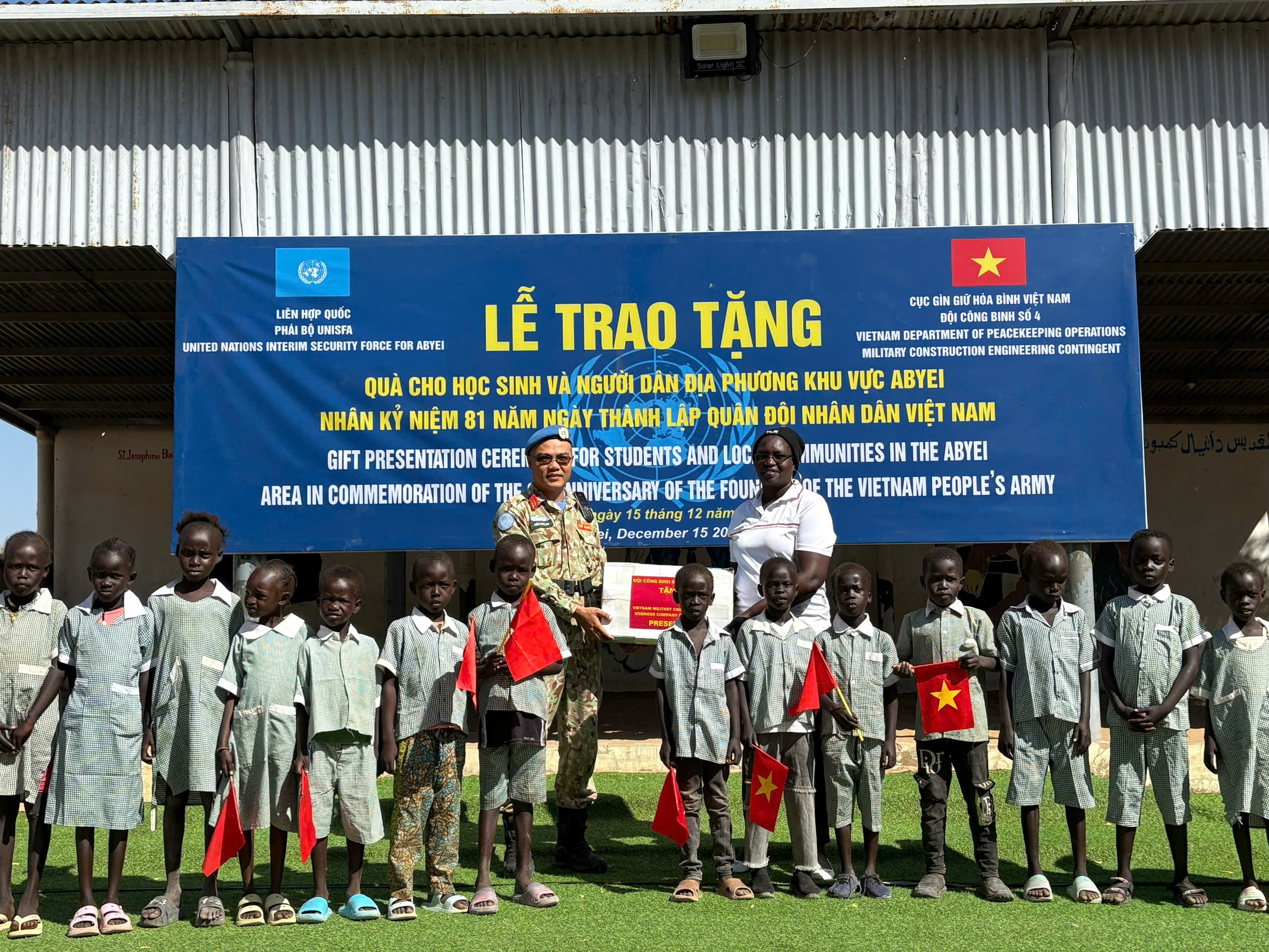 Đội công binh số 4 trao quà cho người dân Abyei, lan tỏa hình ảnh người lính mũ nồi xanh 1 Abyei - Ảnh 1.