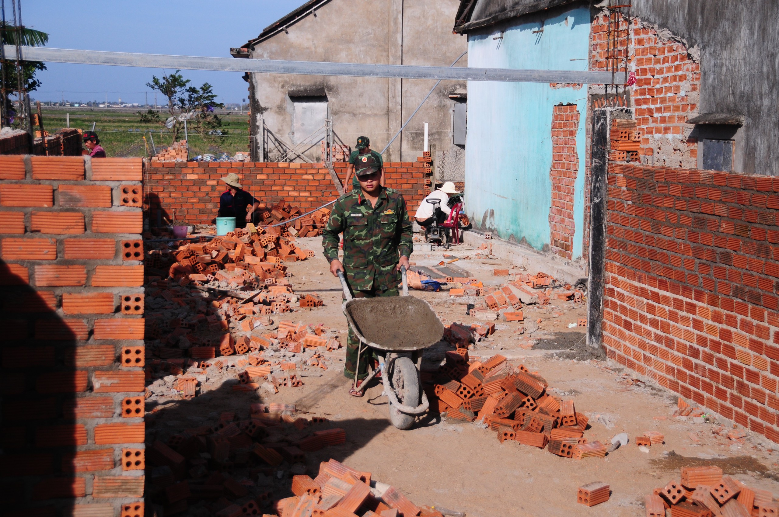 Quân khu 5 tăng quân xây nhà đợt 2 ‘Chiến dịch Quang Trung’ cho dân vùng lũ - Ảnh 3.