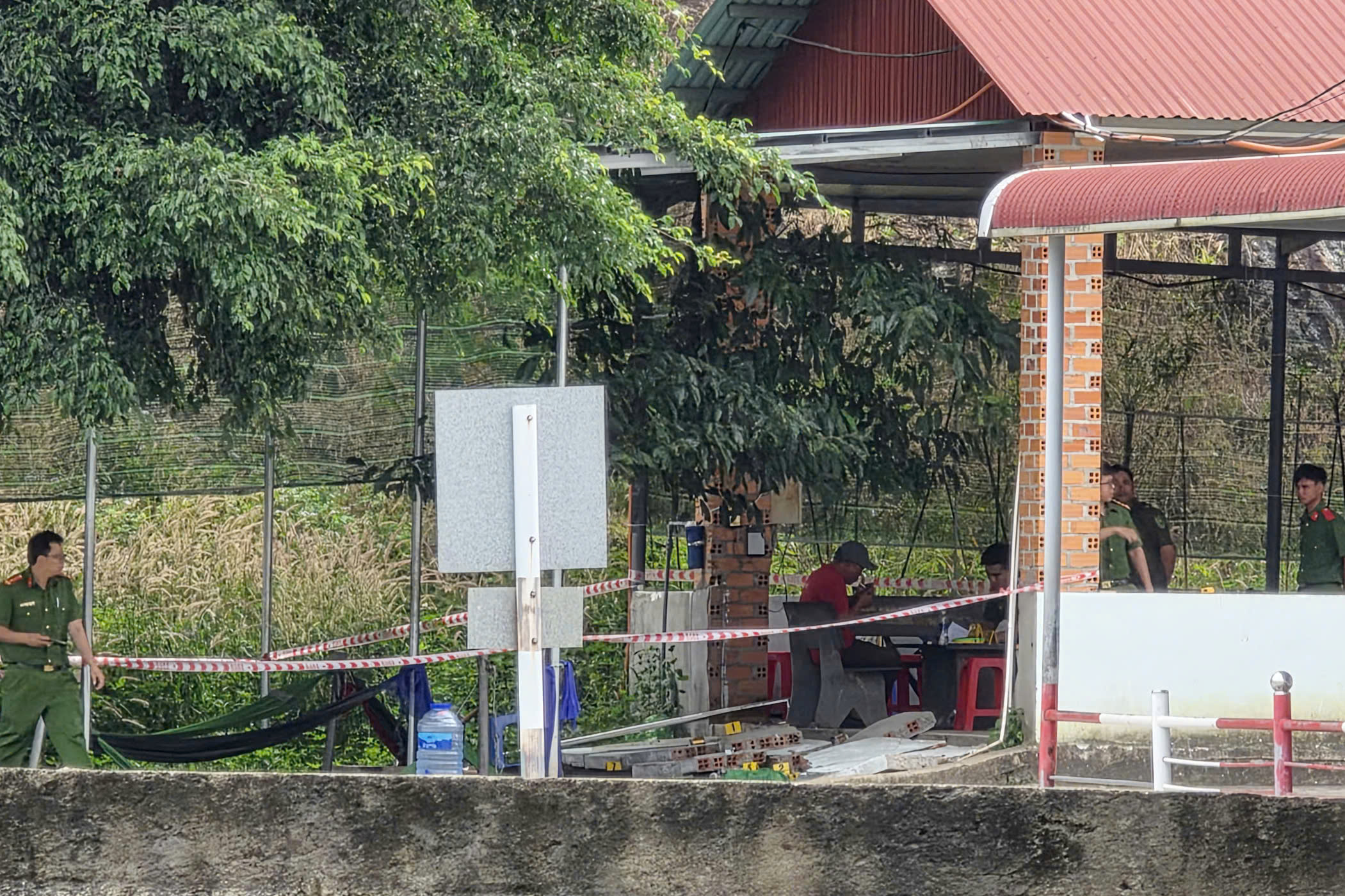 bức tường - Ảnh 1.