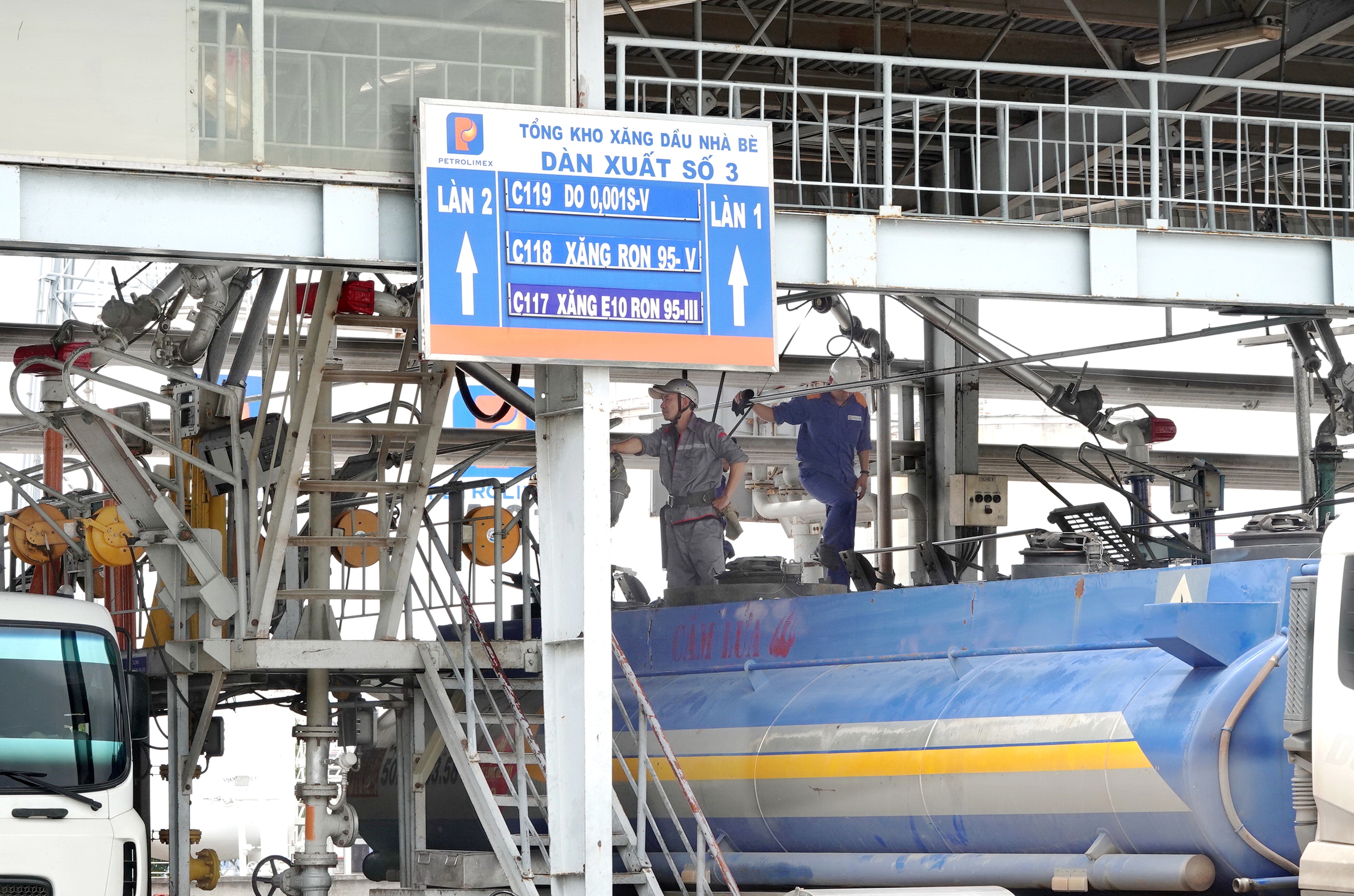 Xăng dầu giảm liên tục 5 phiên, doanh nghiệp đầu mối lao đao vì nhập về giá cao, bán giá thấp - Ảnh 1.