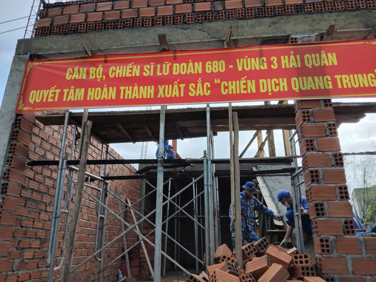 Quân khu 5 tăng quân xây nhà đợt 2 ‘Chiến dịch Quang Trung’ cho dân vùng lũ - Ảnh 1.