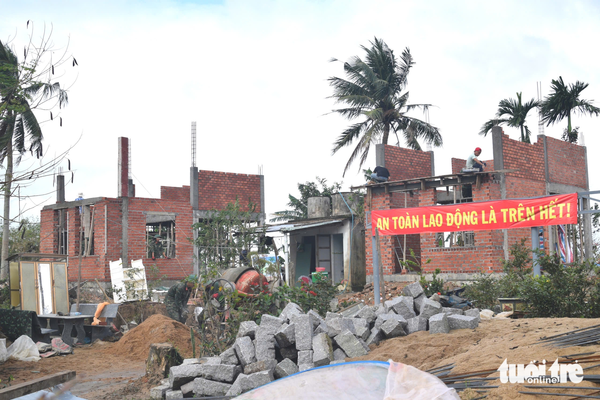 Dân vùng lũ bất ngờ, thích thú khi thấy bộ đội làm nhà đẹp như thợ xây chuyên nghiệp - Ảnh 1.