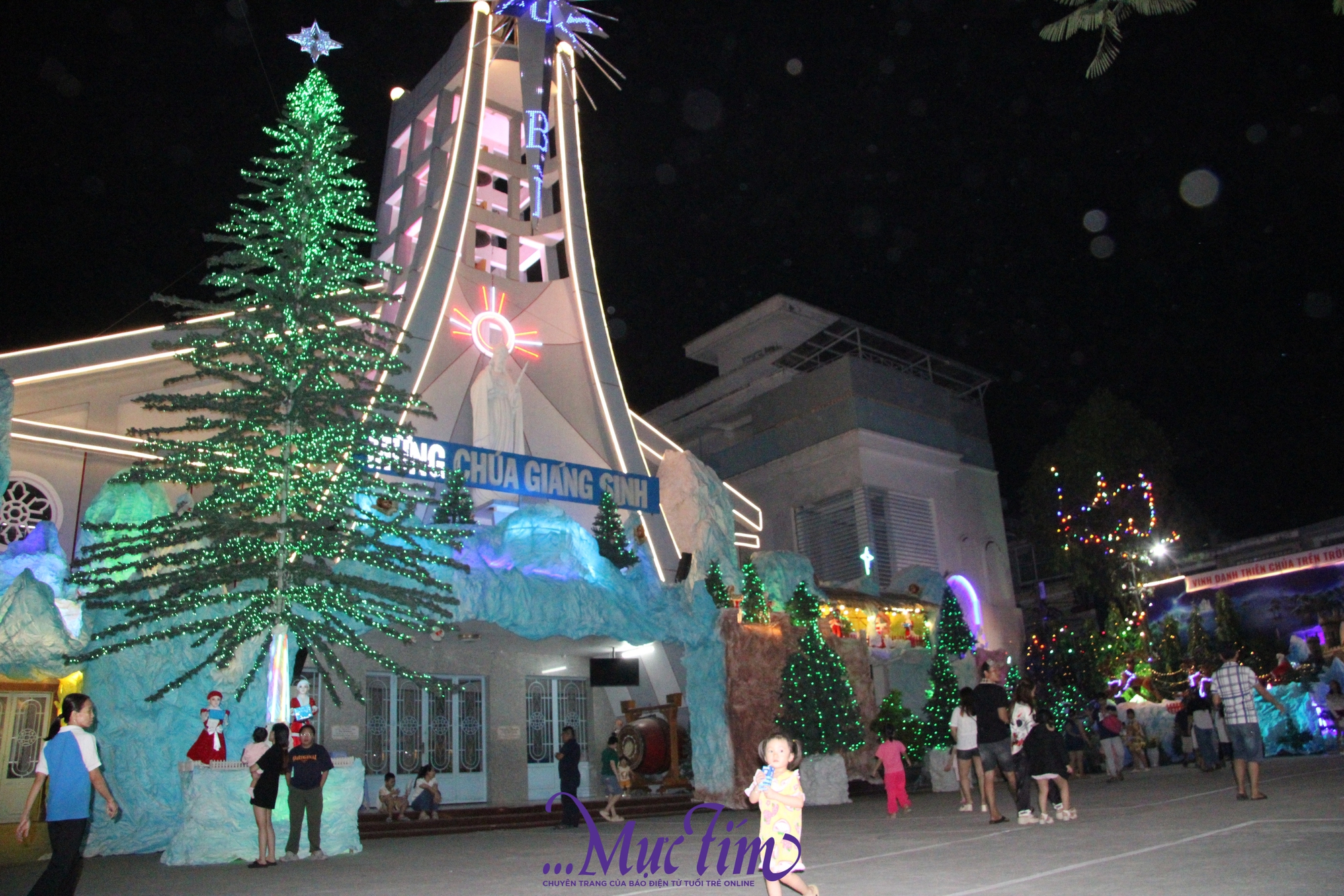 Xóm đạo lớn nhất đường Phạm Thế Hiển nhộn nhịp không khí Giáng sinh - Ảnh 2.