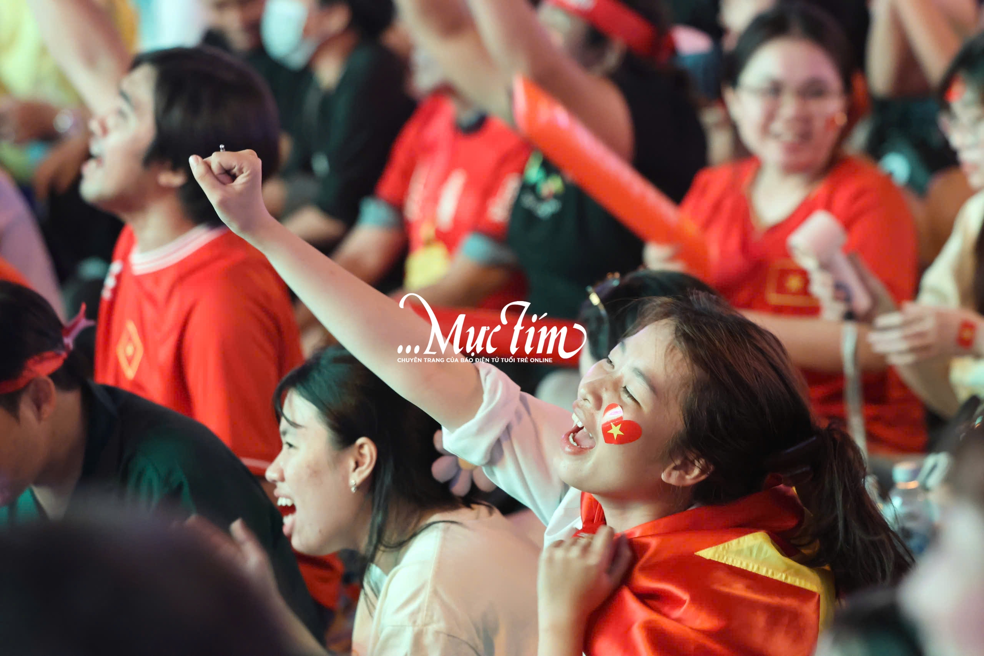 Bạn trẻ vỡ oà trước chiến thắng đầy cảm xúc của đội tuyển Việt Nam tại chung kết SEA games 33 - Ảnh 1.