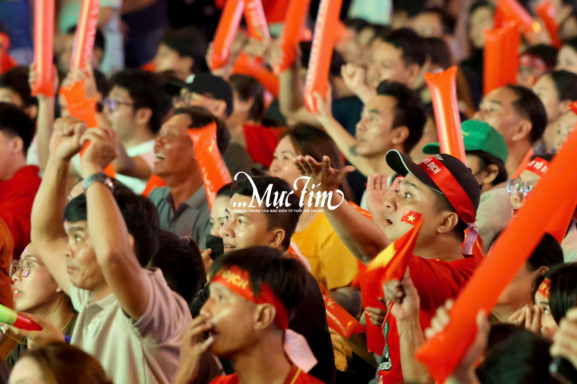 Bạn trẻ vỡ oà trước chiến thắng đầy cảm xúc của đội tuyển Việt Nam tại chung kết SEA games 33 - Ảnh 2.