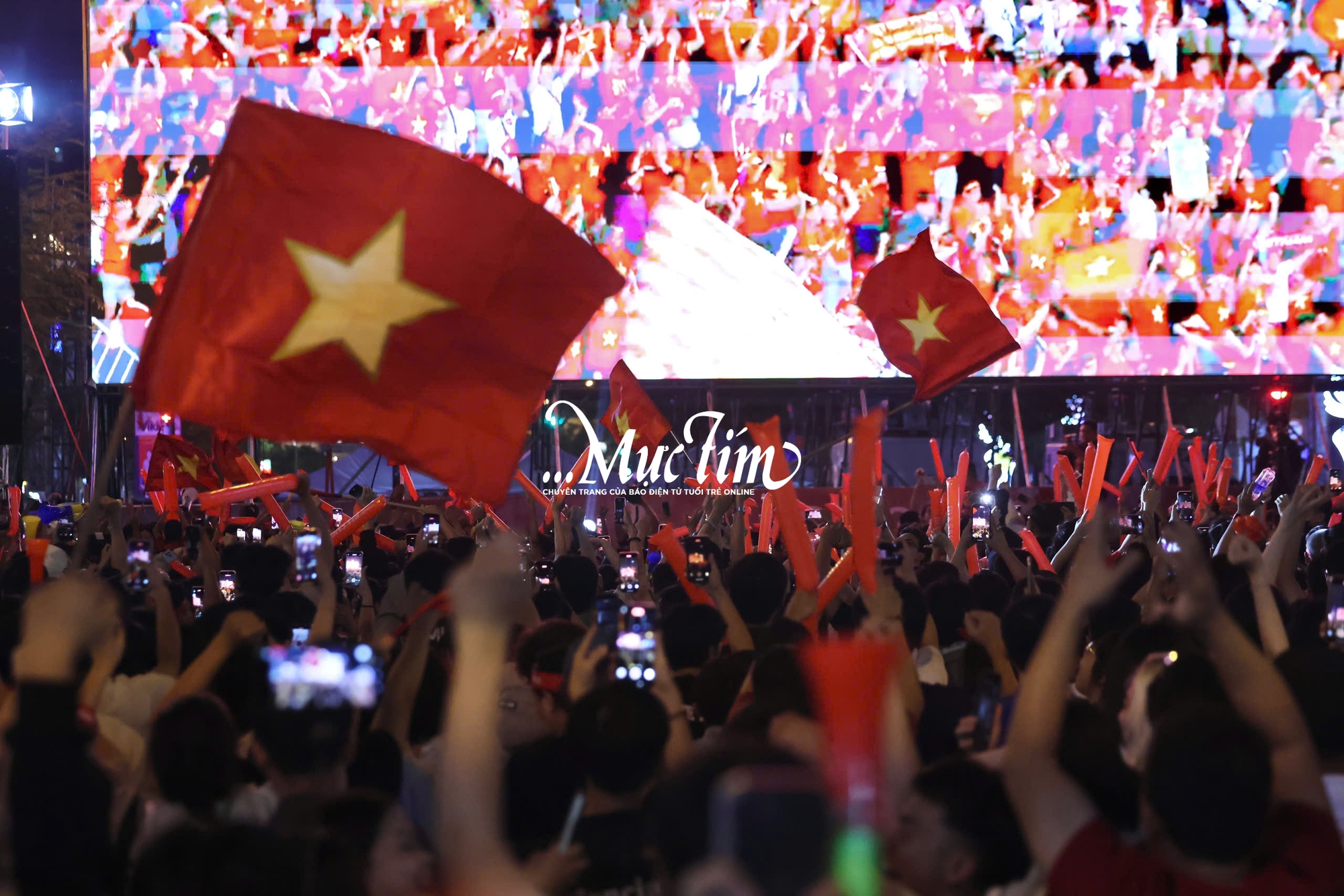 Bạn trẻ vỡ oà trước chiến thắng đầy cảm xúc của đội tuyển Việt Nam tại chung kết SEA games 33 - Ảnh 3.