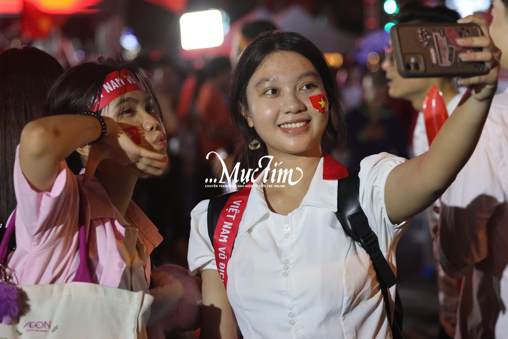 Bạn trẻ vỡ oà trước chiến thắng đầy cảm xúc của đội tuyển Việt Nam tại chung kết SEA games 33 - Ảnh 4.