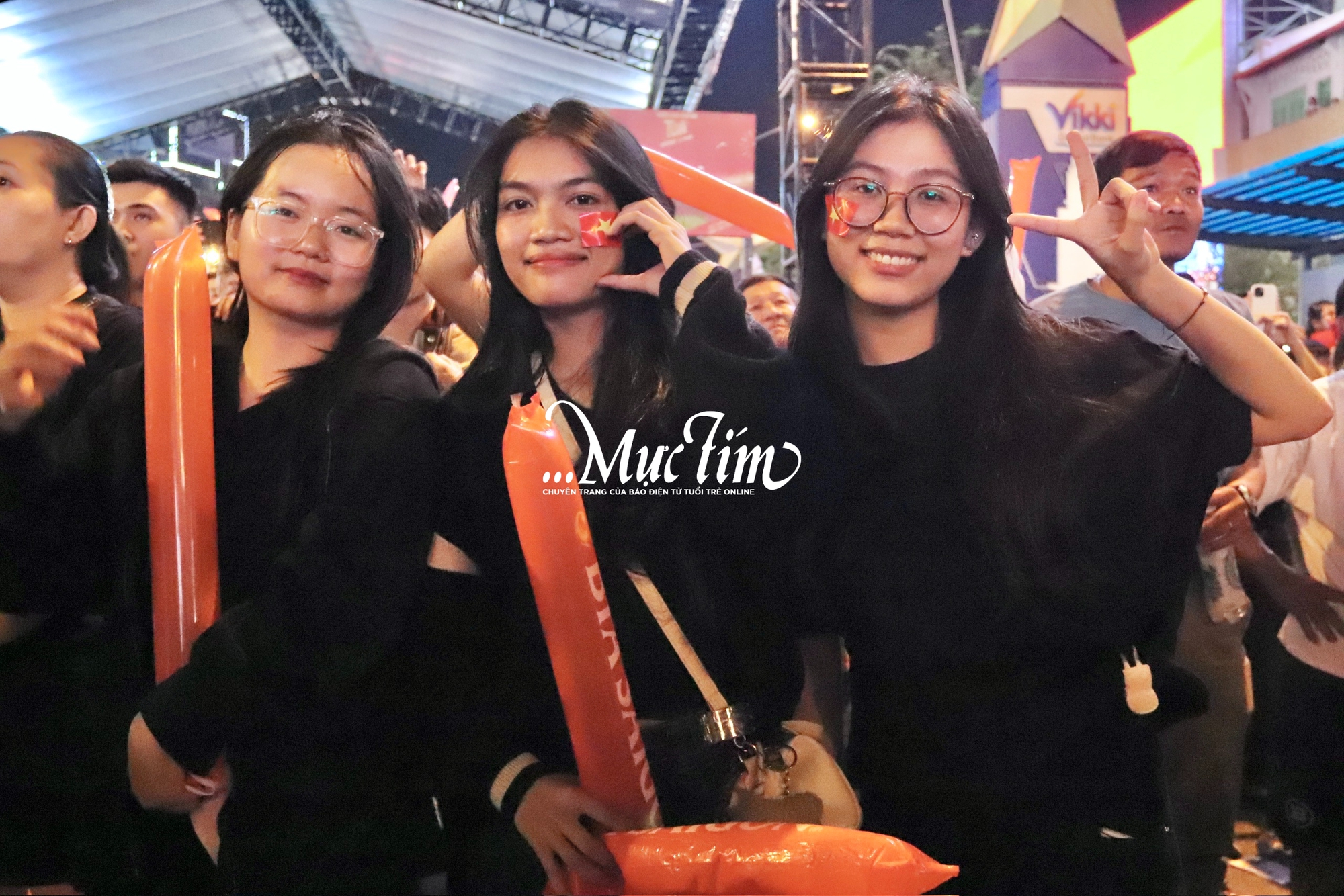 Bạn trẻ vỡ oà trước chiến thắng đầy cảm xúc của đội tuyển Việt Nam tại chung kết SEA games 33 - Ảnh 5.