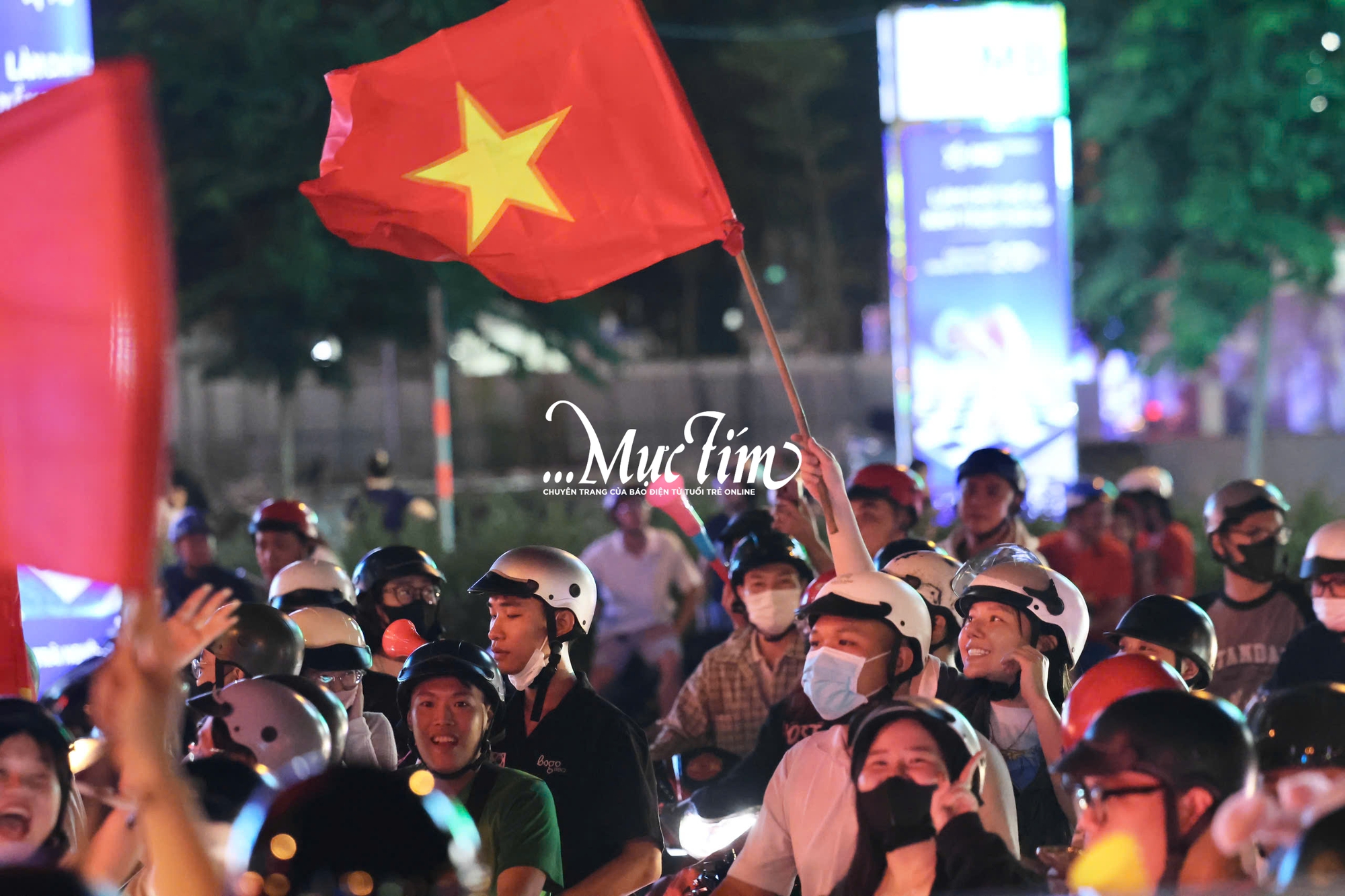 Bạn trẻ vỡ oà trước chiến thắng đầy cảm xúc của đội tuyển Việt Nam tại chung kết SEA games 33 - Ảnh 6.