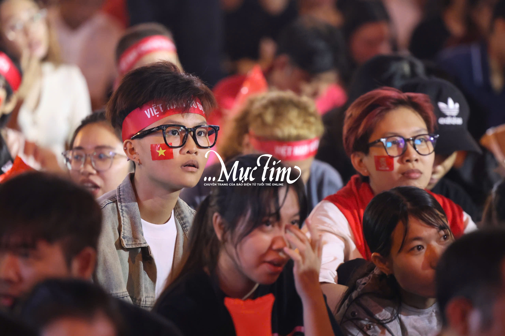 Bạn trẻ vỡ oà trước chiến thắng đầy cảm xúc của đội tuyển Việt Nam tại chung kết SEA games 33 - Ảnh 7.