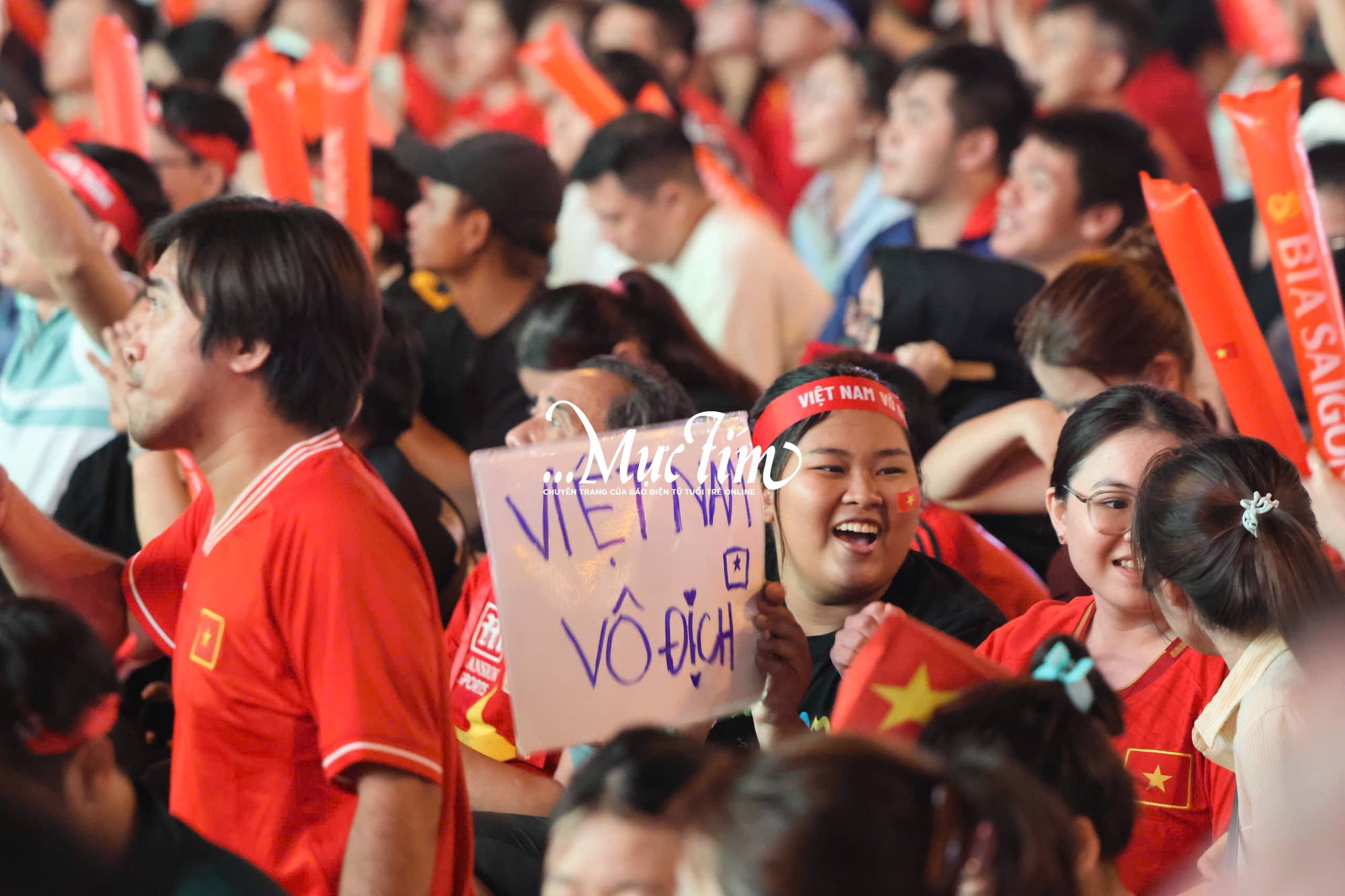 Bạn trẻ vỡ oà trước chiến thắng đầy cảm xúc của đội tuyển Việt Nam tại chung kết SEA games 33 - Ảnh 8.