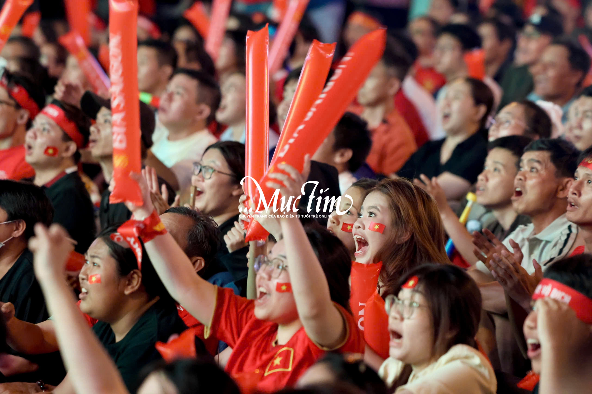 Bạn trẻ vỡ oà trước chiến thắng đầy cảm xúc của đội tuyển Việt Nam tại chung kết SEA games 33 - Ảnh 9.