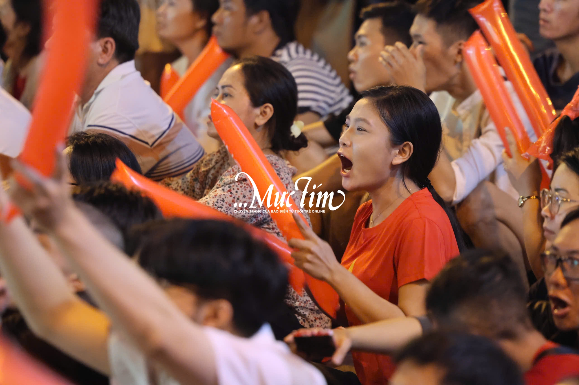 Bạn trẻ vỡ oà trước chiến thắng đầy cảm xúc của đội tuyển Việt Nam tại chung kết SEA games 33 - Ảnh 10.