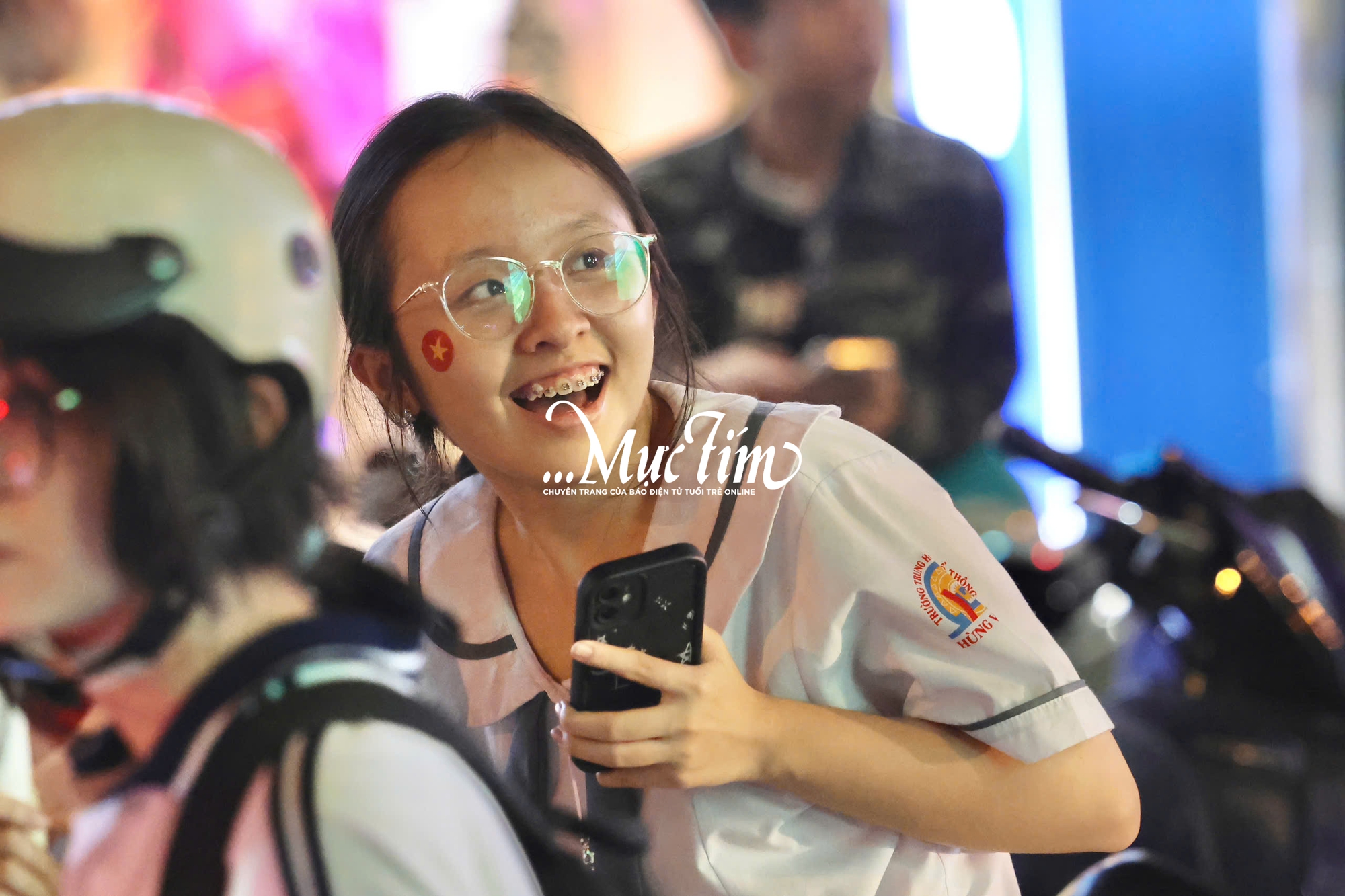 Bạn trẻ vỡ oà trước chiến thắng đầy cảm xúc của đội tuyển Việt Nam tại chung kết SEA games 33 - Ảnh 11.