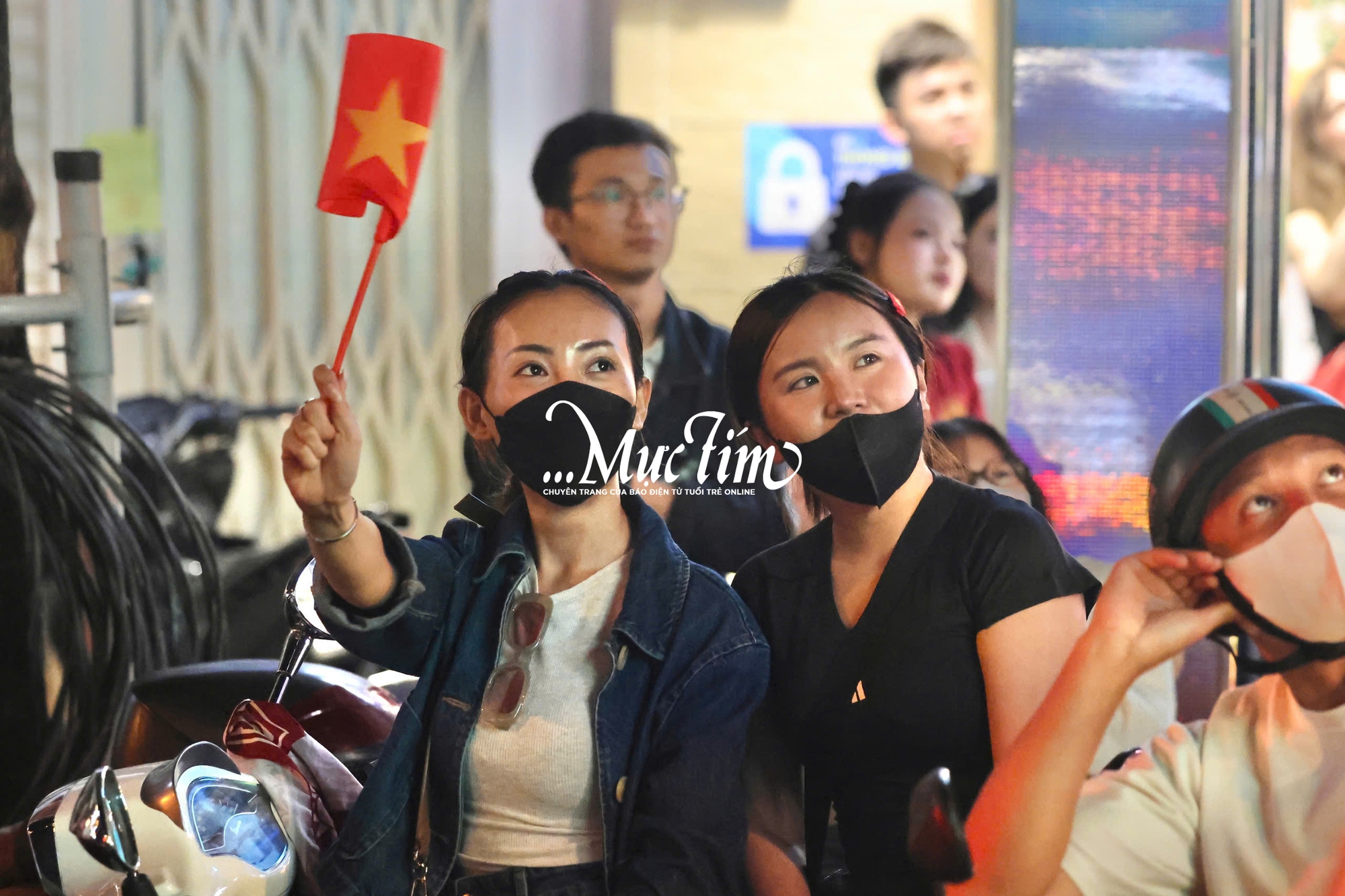 Bạn trẻ vỡ oà trước chiến thắng đầy cảm xúc của đội tuyển Việt Nam tại chung kết SEA games 33 - Ảnh 12.