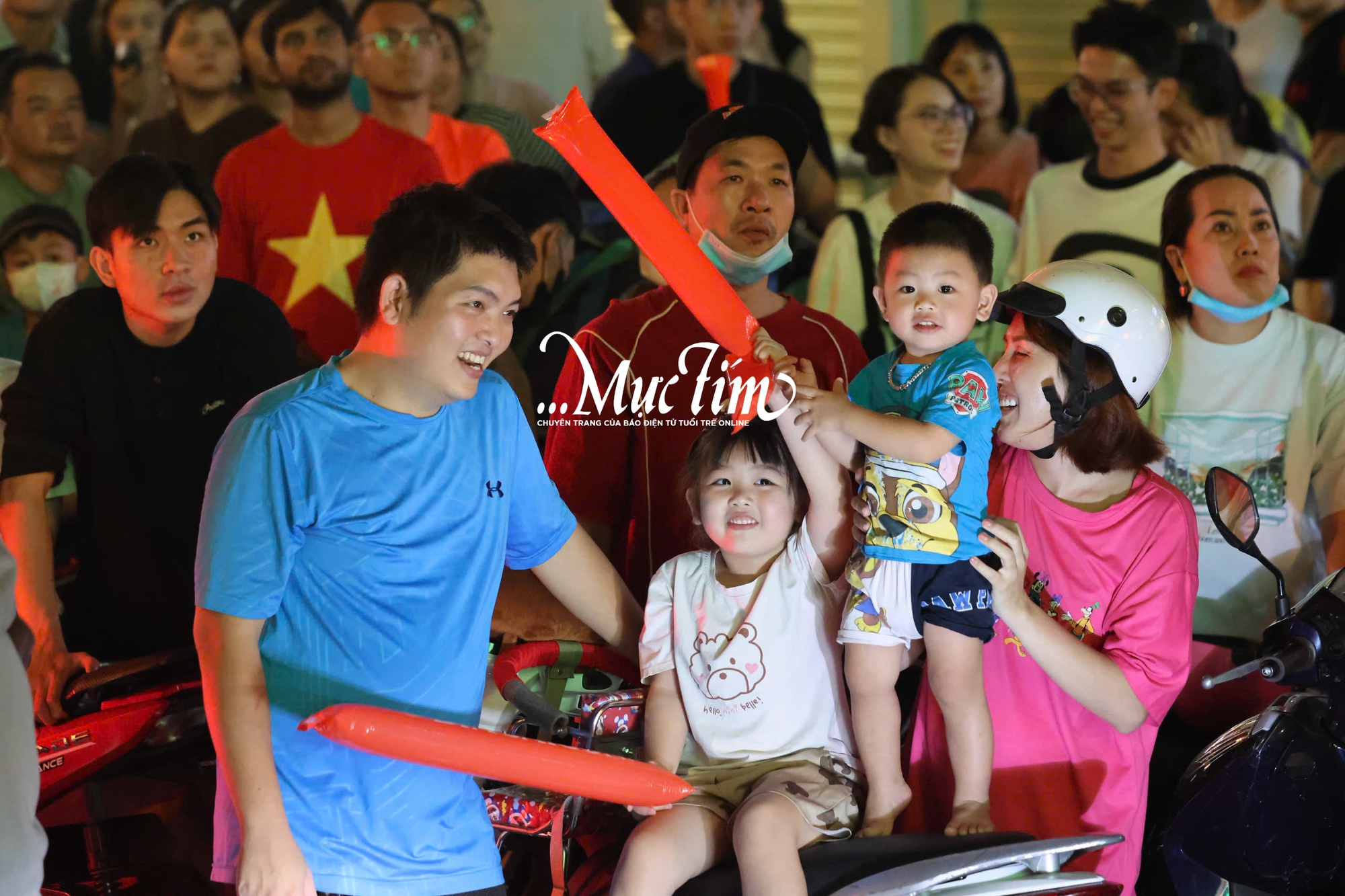 Bạn trẻ vỡ oà trước chiến thắng đầy cảm xúc của đội tuyển Việt Nam tại chung kết SEA games 33 - Ảnh 13.