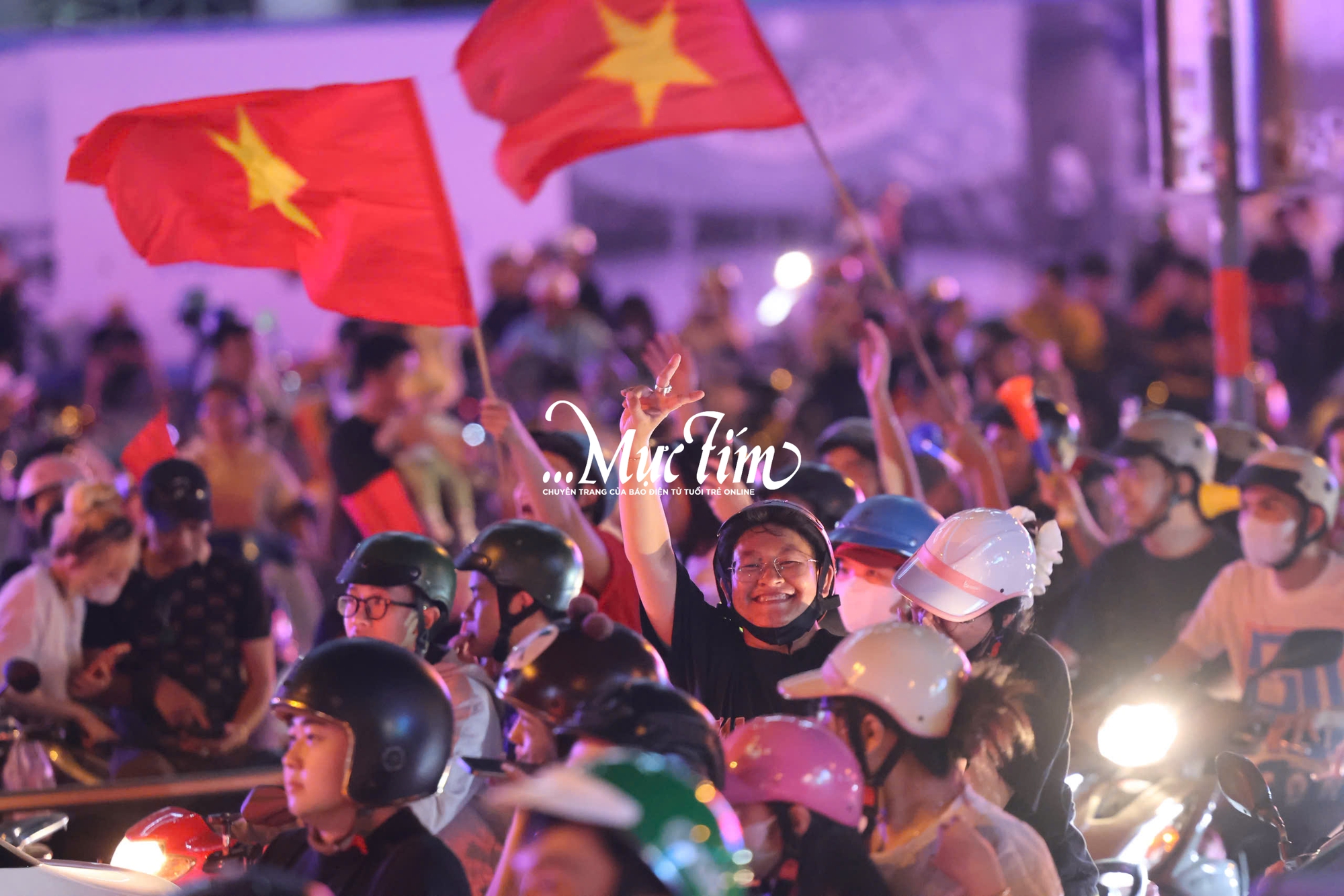 Bạn trẻ vỡ oà trước chiến thắng đầy cảm xúc của đội tuyển Việt Nam tại chung kết SEA games 33 - Ảnh 14.