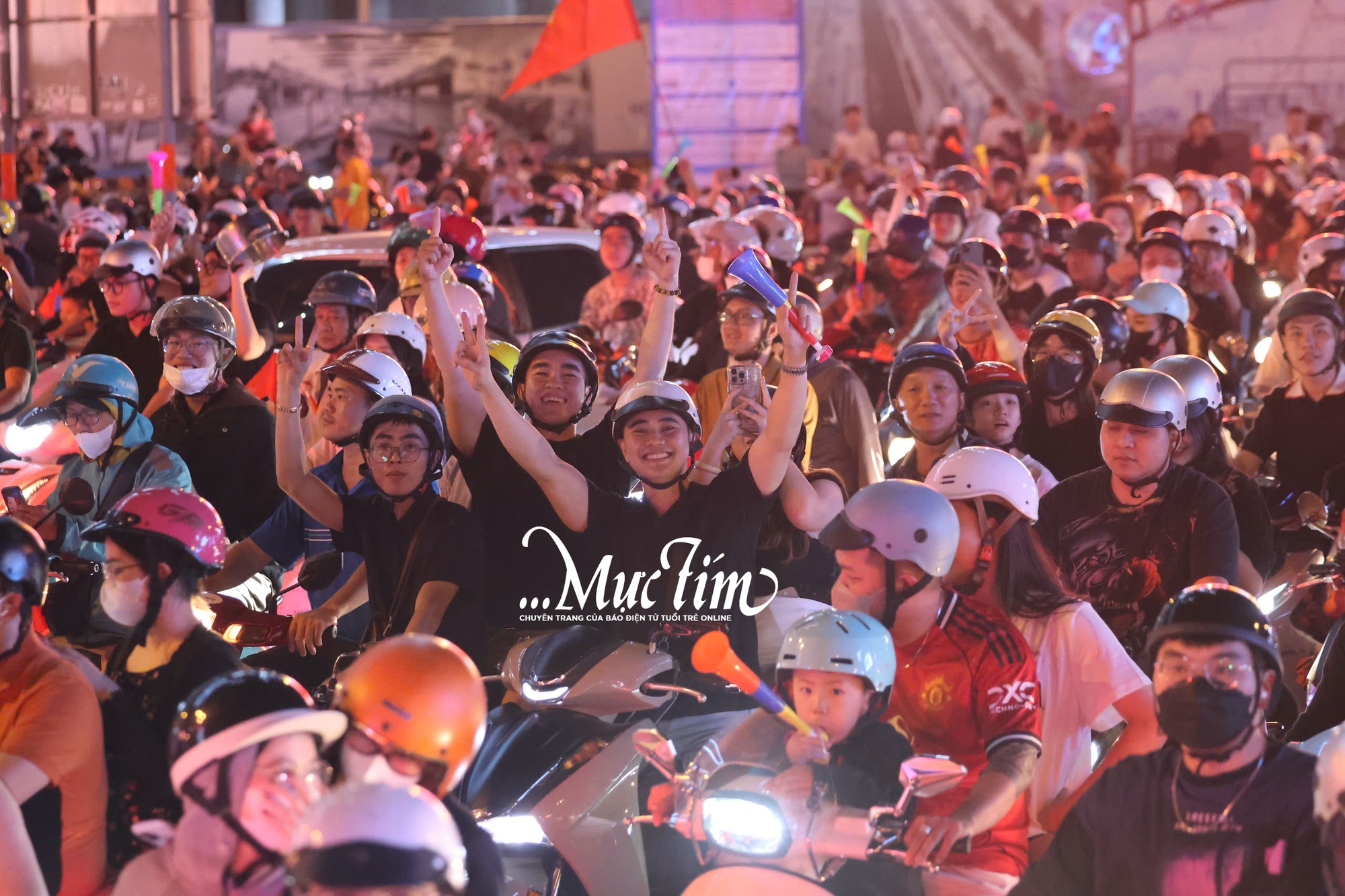 Bạn trẻ vỡ oà trước chiến thắng đầy cảm xúc của đội tuyển Việt Nam tại chung kết SEA games 33 - Ảnh 15.