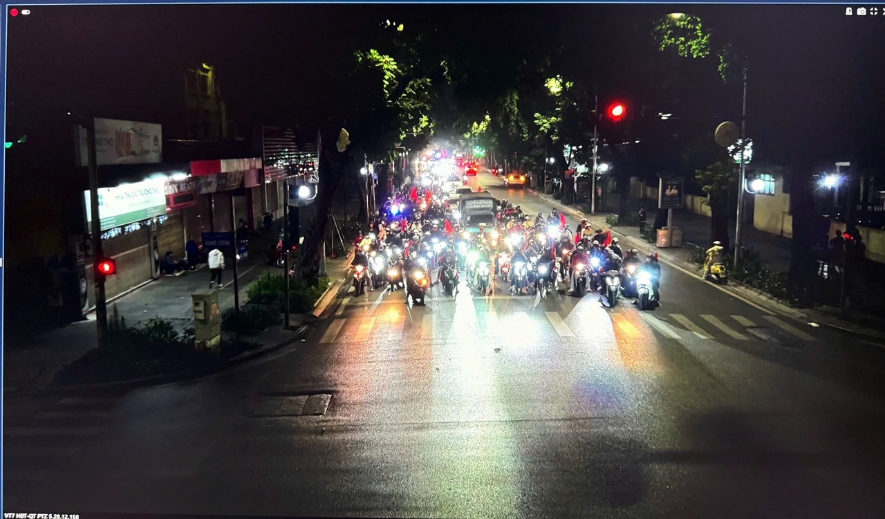 Người dân tràn ra đường 'đi bão' mừng U22 Việt Nam vô địch SEA Games 33 - Ảnh 5.