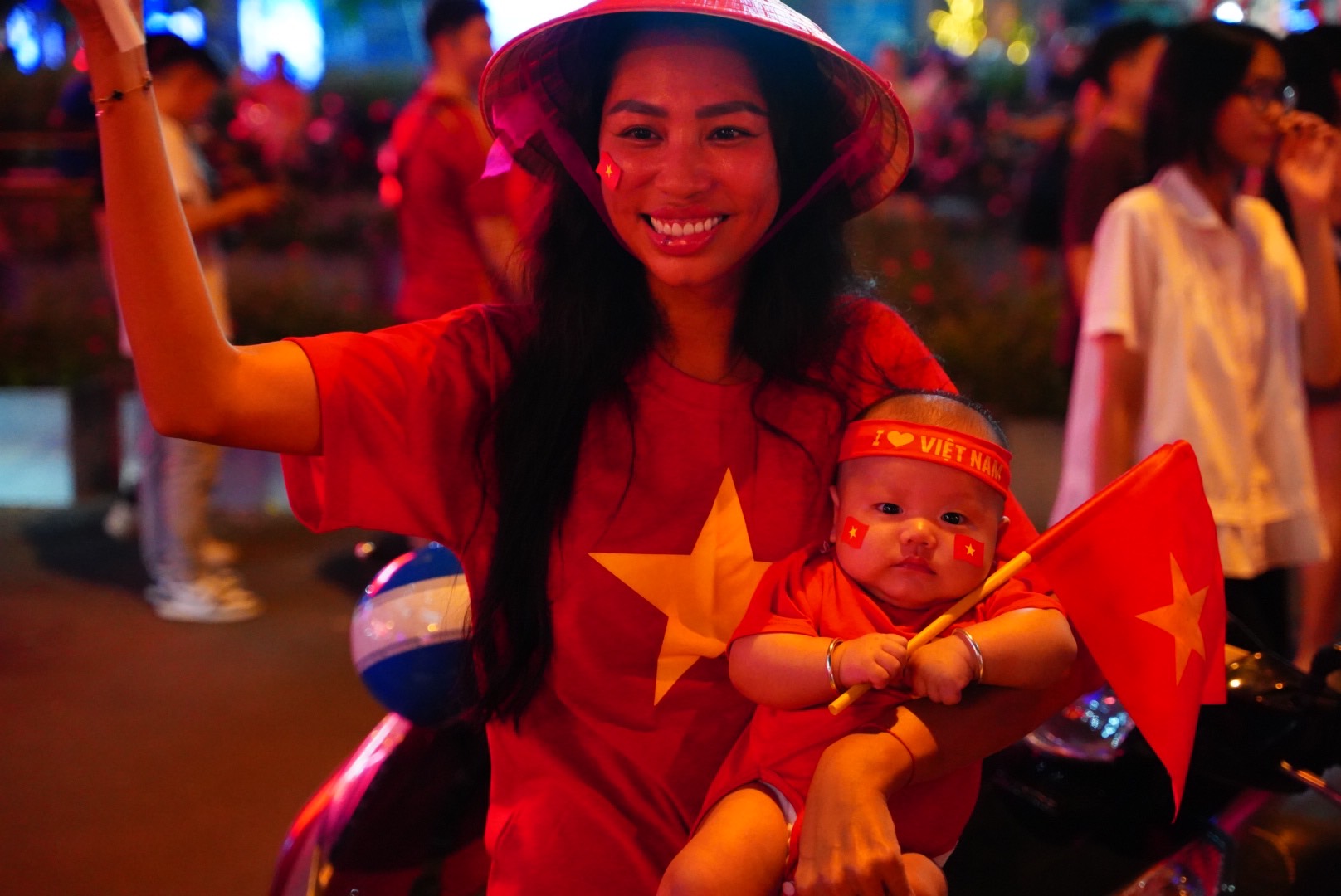 Người dân tràn ra đường 'đi bão' mừng U22 Việt Nam vô địch SEA Games 33 - Ảnh 8.