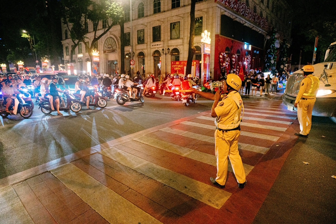 Xuống đường ăn mừng, nhưng không quên tuân thủ Luật Giao thông - Ảnh 3.