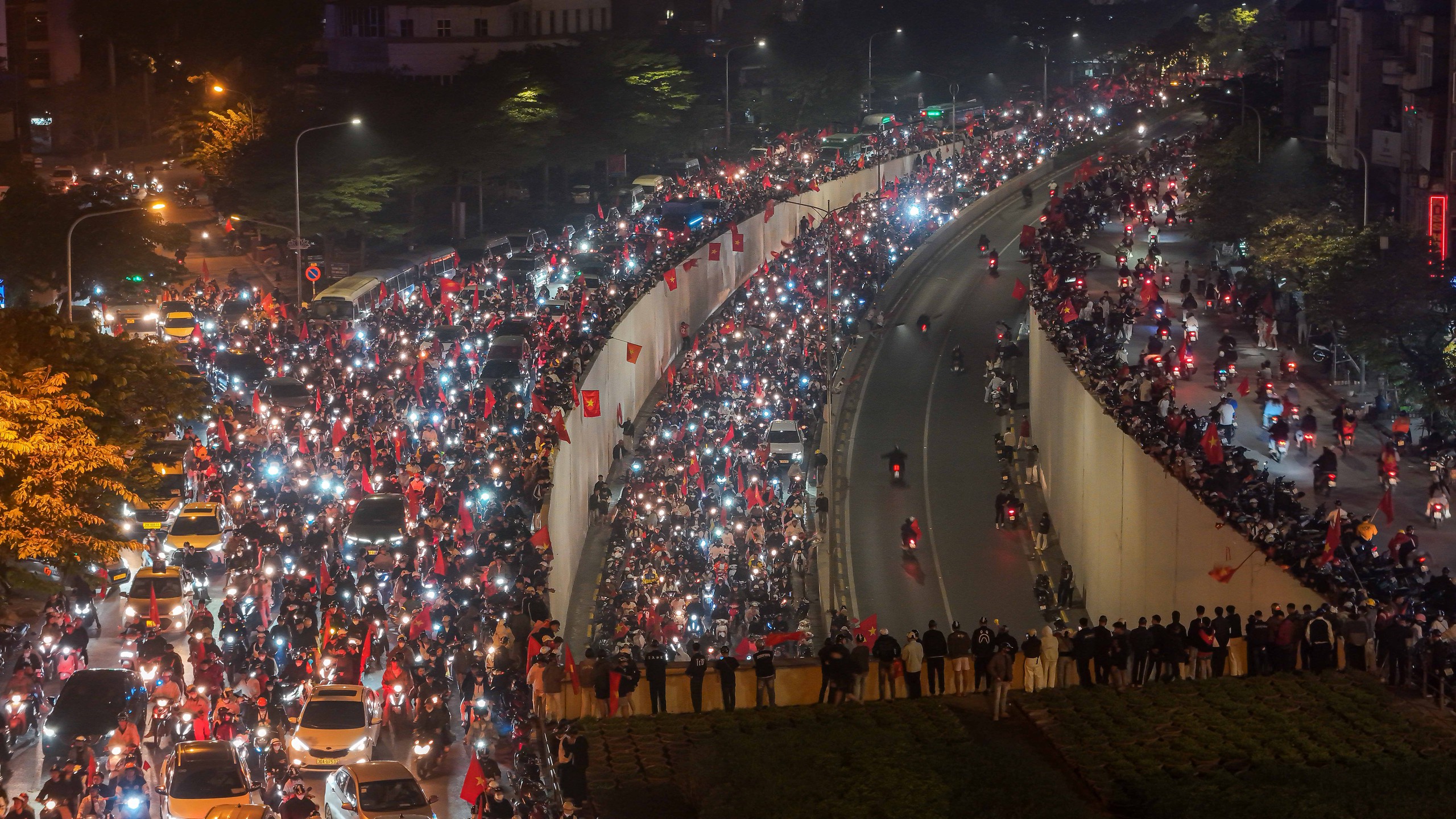 Xuống đường ăn mừng, nhưng không quên tuân thủ Luật Giao thông - Ảnh 7.