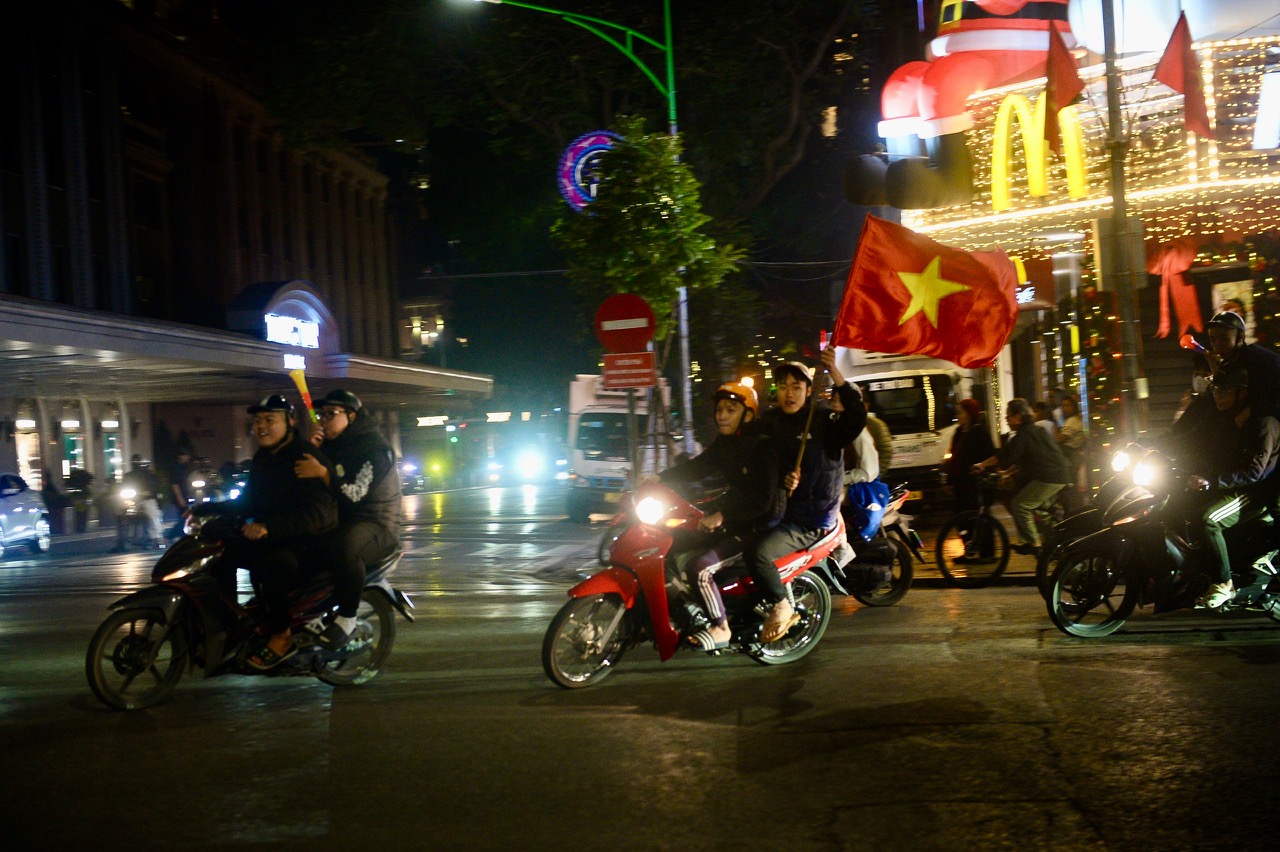 Người dân tràn ra đường 'đi bão' mừng U22 Việt Nam vô địch SEA Games 33 - Ảnh 22.