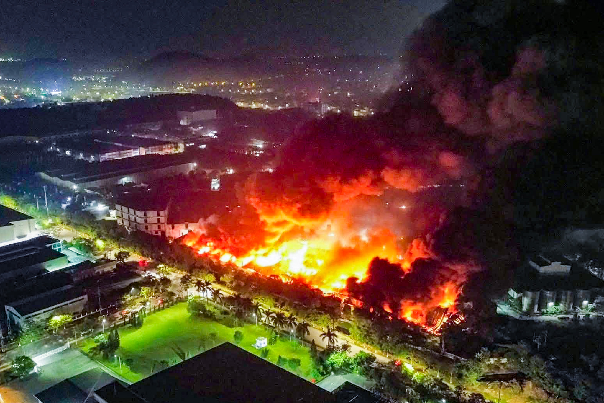 Cháy lớn ở khu công nghiệp tại Bắc Ninh, cột khói cao hàng chục mét - Ảnh 1. cháy lớn - Ảnh 1.