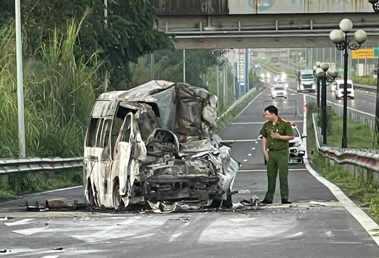 Cháy xe cứu thương trên đường dẫn trạm dừng cao tốc TP.HCM - Long Thành - Dầu Giây, 3 người chết - Ảnh 6.