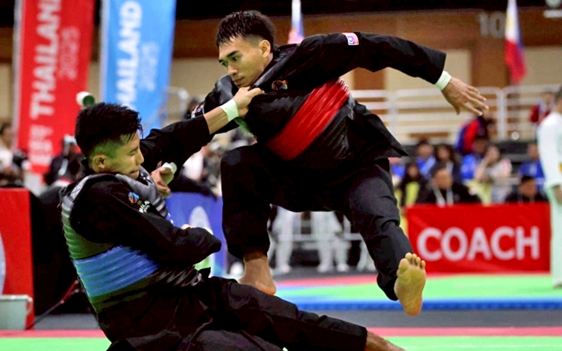 Võ sĩ bị đánh thành... 'đầu hói' trong một khoảnh khắc chưa từng thấy trong làng quyền anh - Ảnh 1.