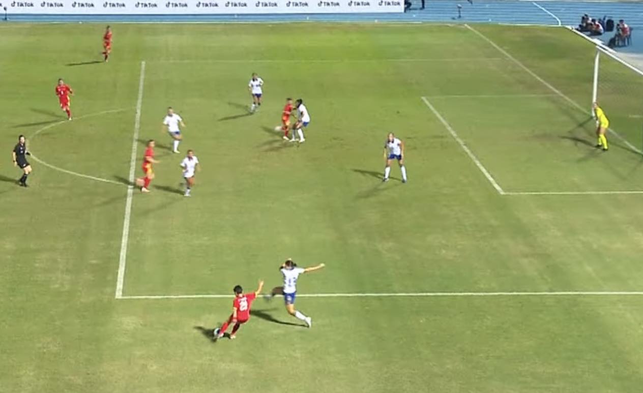 Nữ trợ lý trọng tài Lào có 6 năm kinh nghiệm làm FIFA - Ảnh 1.