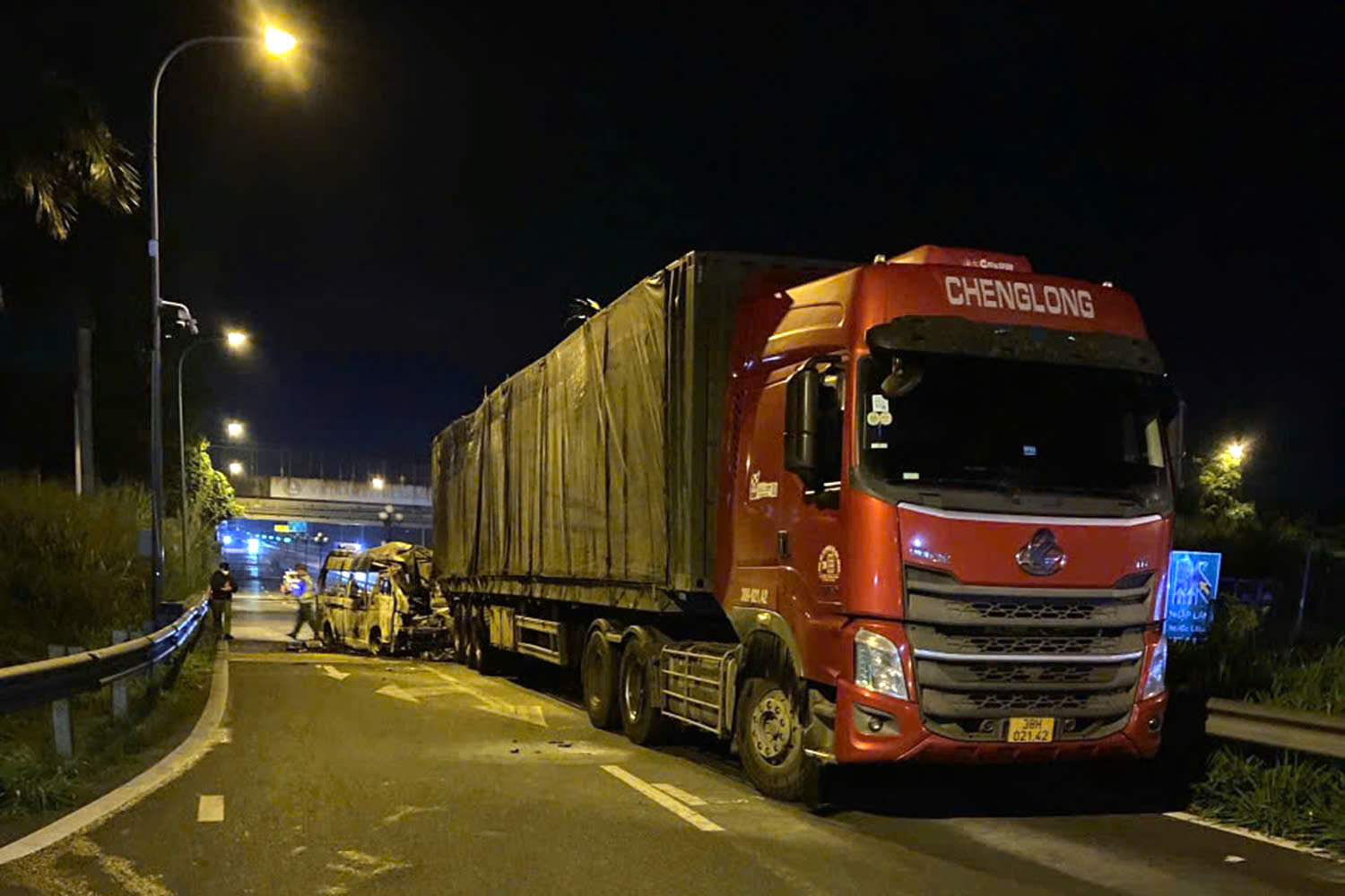 Tai nạn xe cứu thương 3 người chết: Xe đầu kéo đậu trên đường nhánh 'cấm dừng, cấm đỗ' - Ảnh 1.