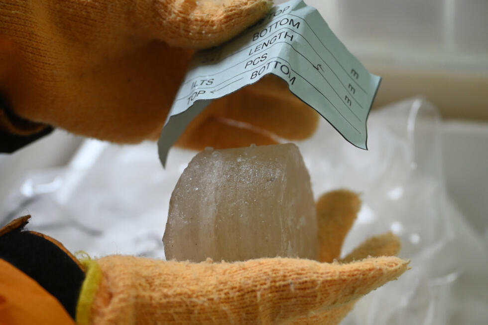 'Extremely exciting': the ice cores that could help save glaciers- Ảnh 4.