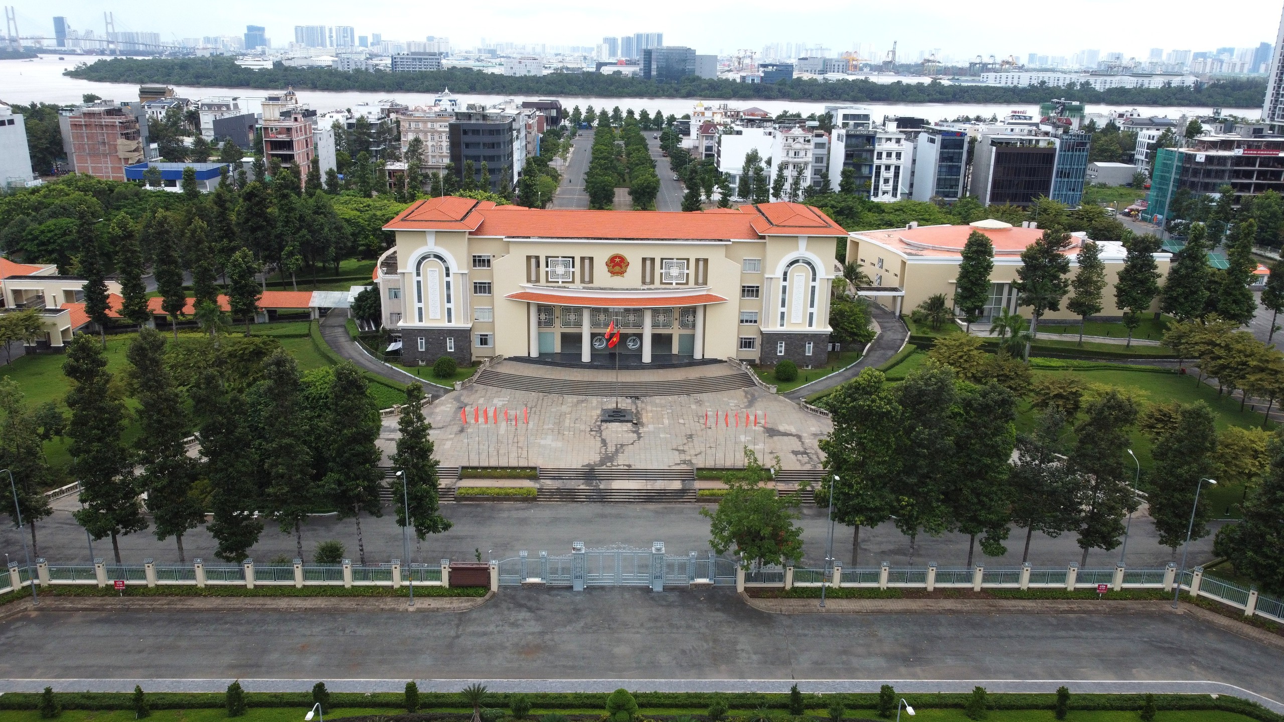 trụ sở dôi dư - Ảnh 1.