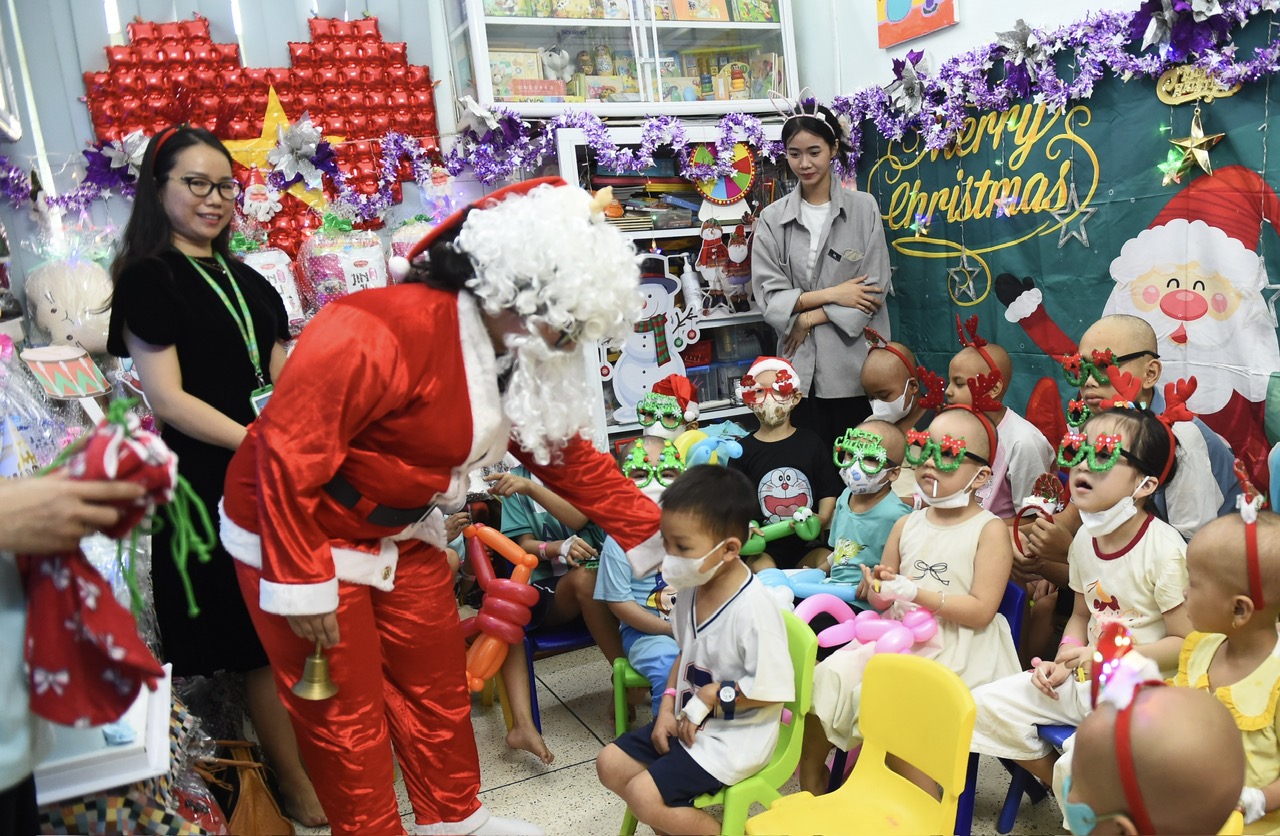 'Giáng sinh yêu thương' ở Bệnh viện Nhi đồng 2 - Ảnh 6.
